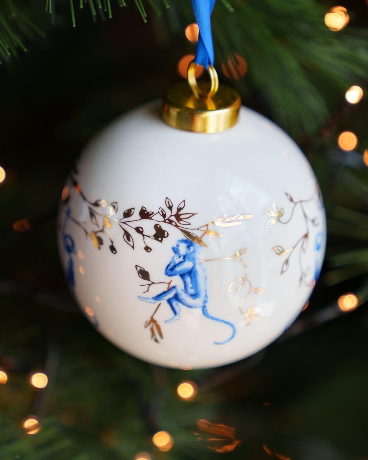 Juletræskugle med aber – monkey swing – Ø 8 cm | Heinen Delfts Blauw