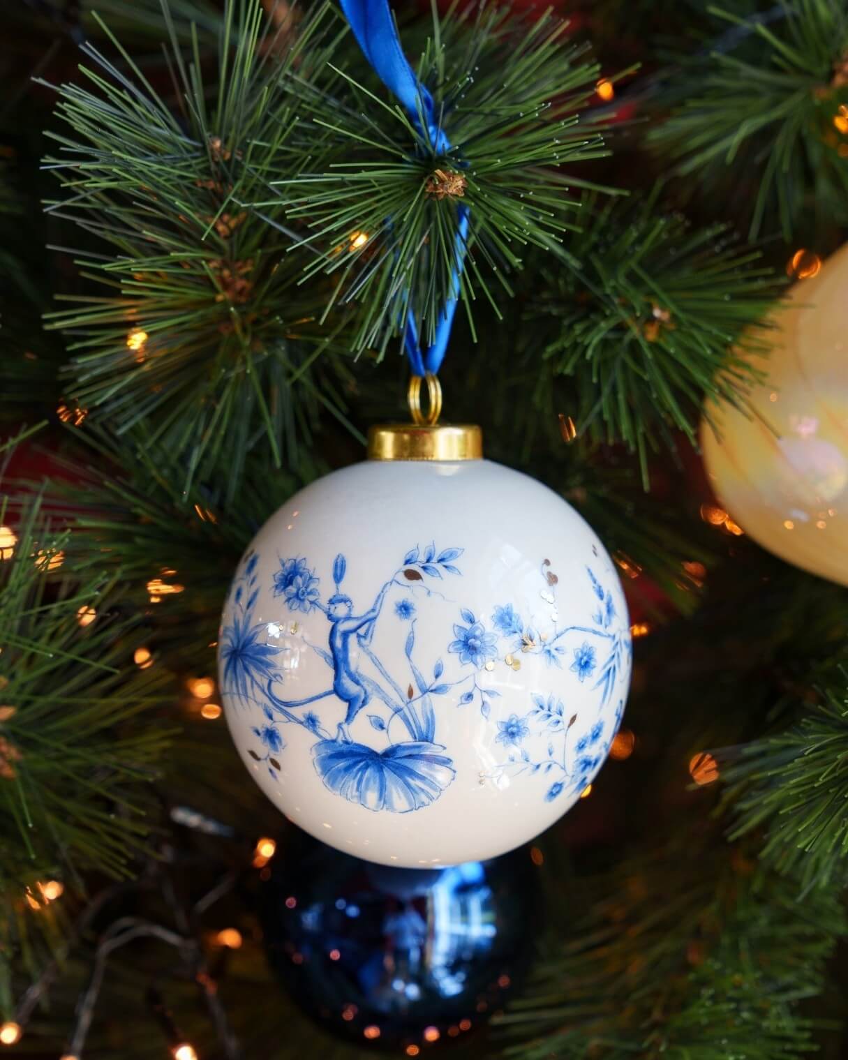 Juletræskugle med aber – Ø 8 cm | Heinen Delfts Blauw