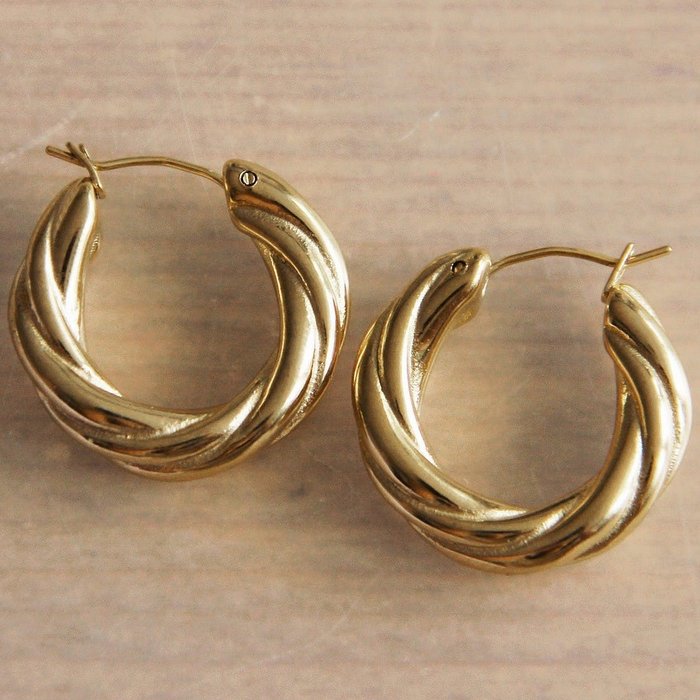 Snoede creoler i guld 23mm - Bazou Bazou