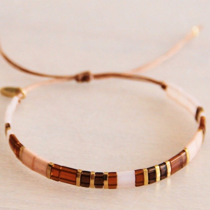 Tilabead armbånd i cognac, laks, lyserød og guld - Bazou Bazou