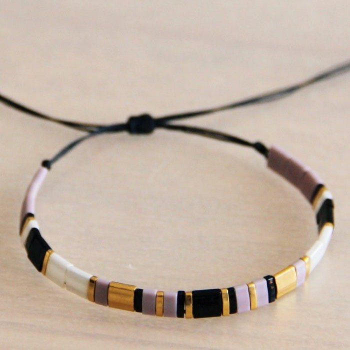Tilabead armbånd i hvid, mauve, sort og guld - Bazou Bazou