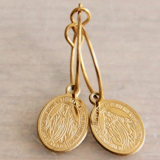 Øreringe med oval guldmønt - Bazou Bazou