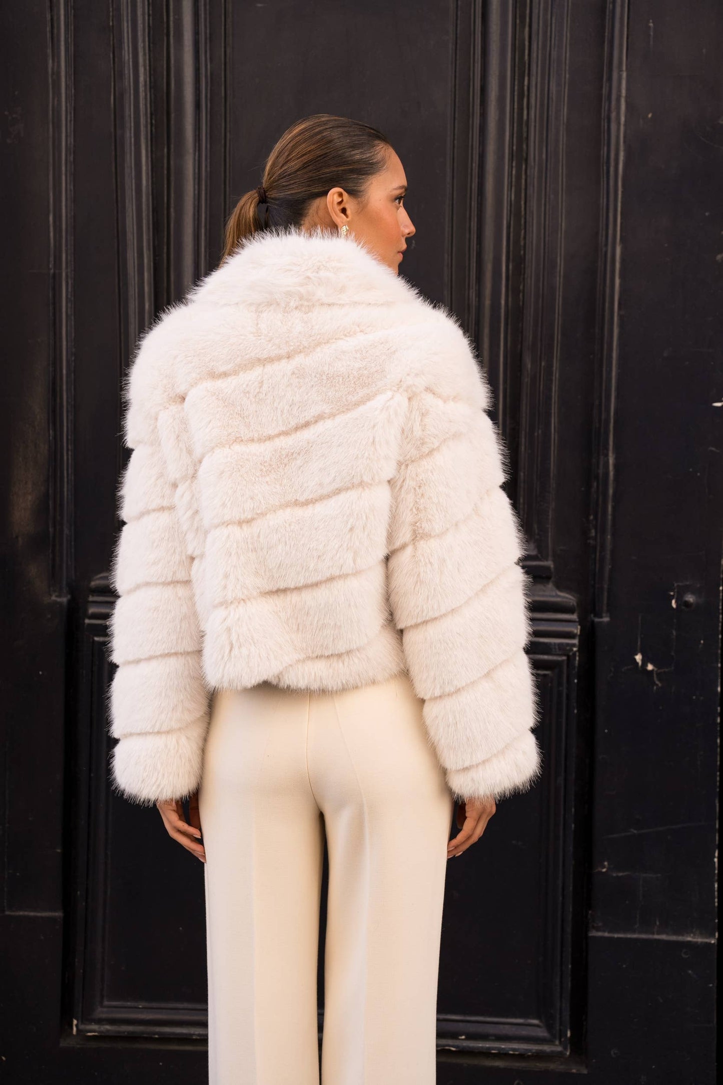 Kort Frakke i Imiteret Pels / Fake Fur – Beige Attentif Paris