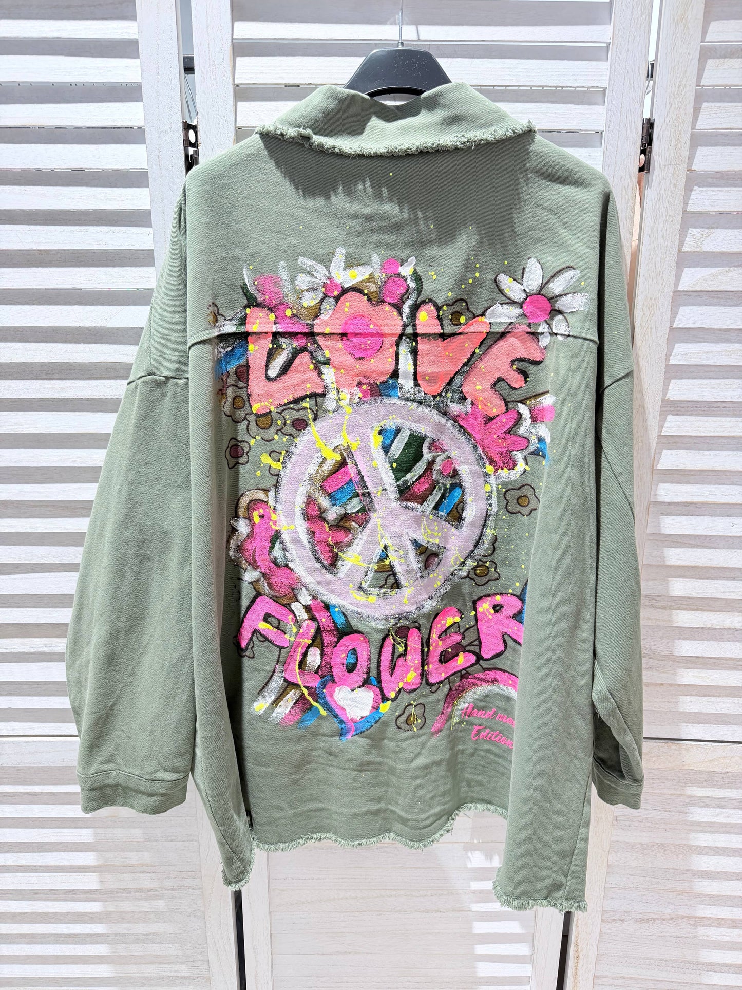 Victoria & Isaac Oversize Denimjakke med “Peace & Love” Print – Khaki VICTORIA&ISAAC