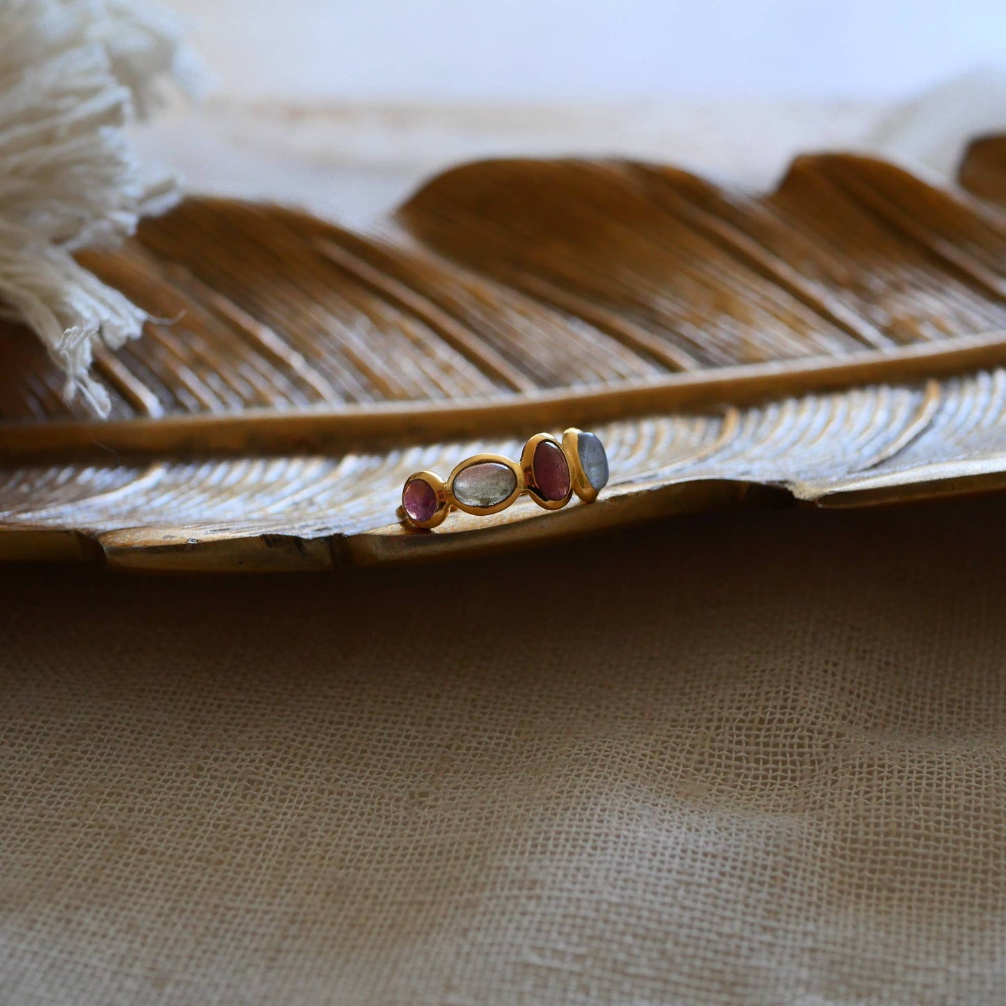 Justerbar ring Aruna labradorit og pink turmalin GINANDGER