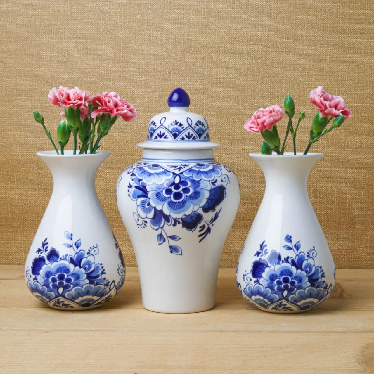 Blomstervase cylinderformet hvid med blå blomst