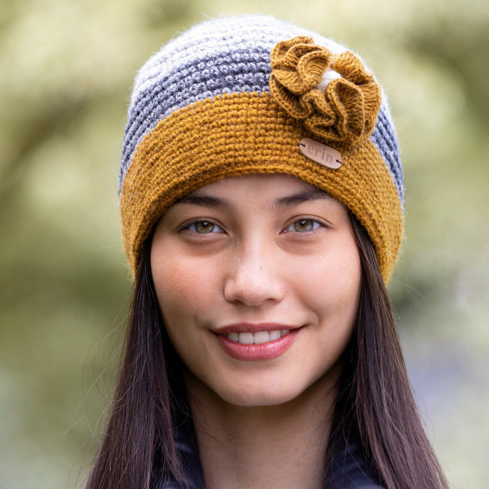 Hæklet Hue med Blomst Sennep & Grå - Håndstrikket 100% Uld Erin Knitwear