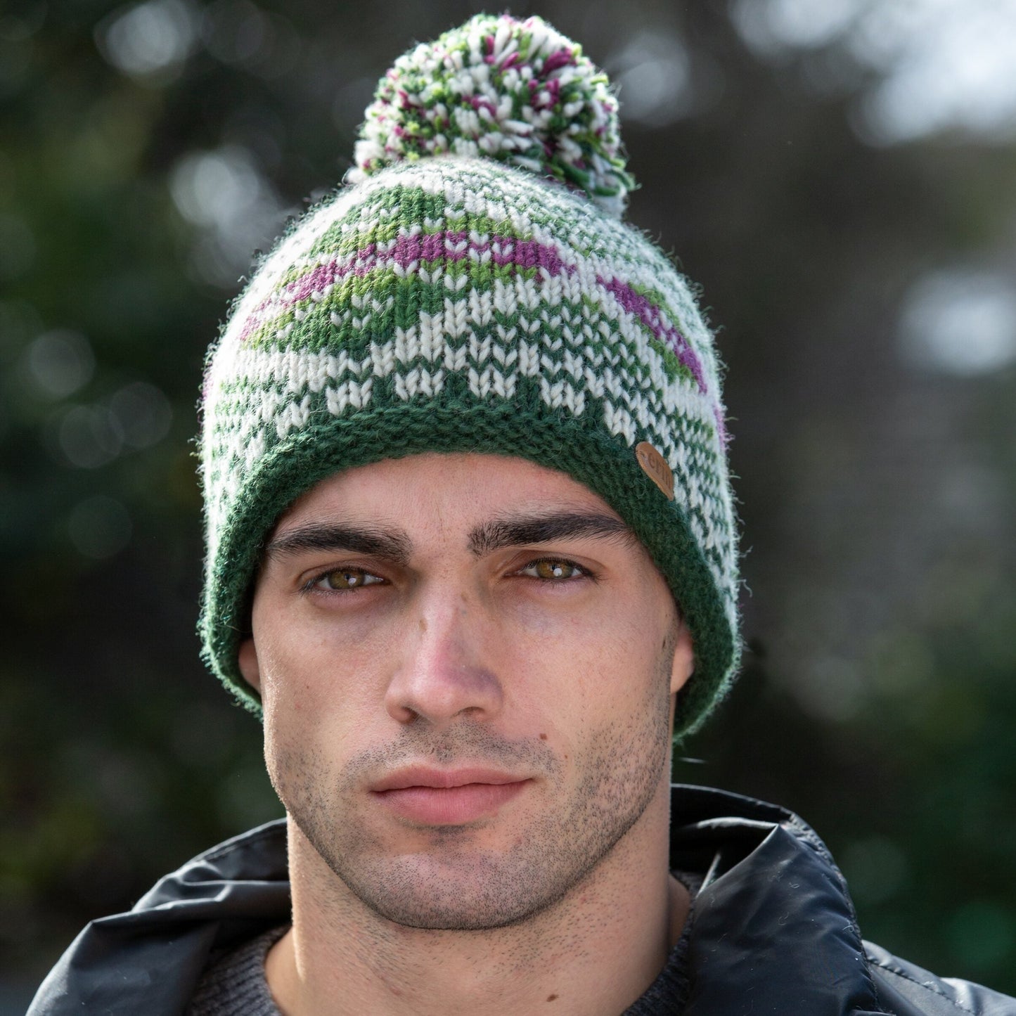 Fairisle Hue med Kvast Grøn Unisex Håndstrikket 100% Uld - Erin Knitwear Erin Knitwear