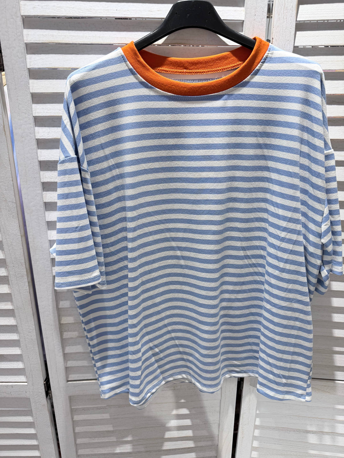 Stribet T-shirt med rund hals- Flere farver – Victoria & Isaac VICTORIA&ISAAC Blå-Rød En størrelse