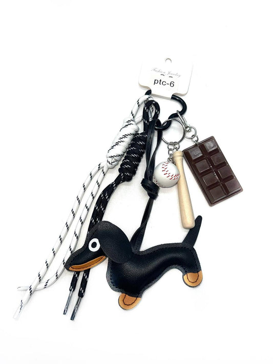 Trendy hvid nøglering med hundemotiv LINETA