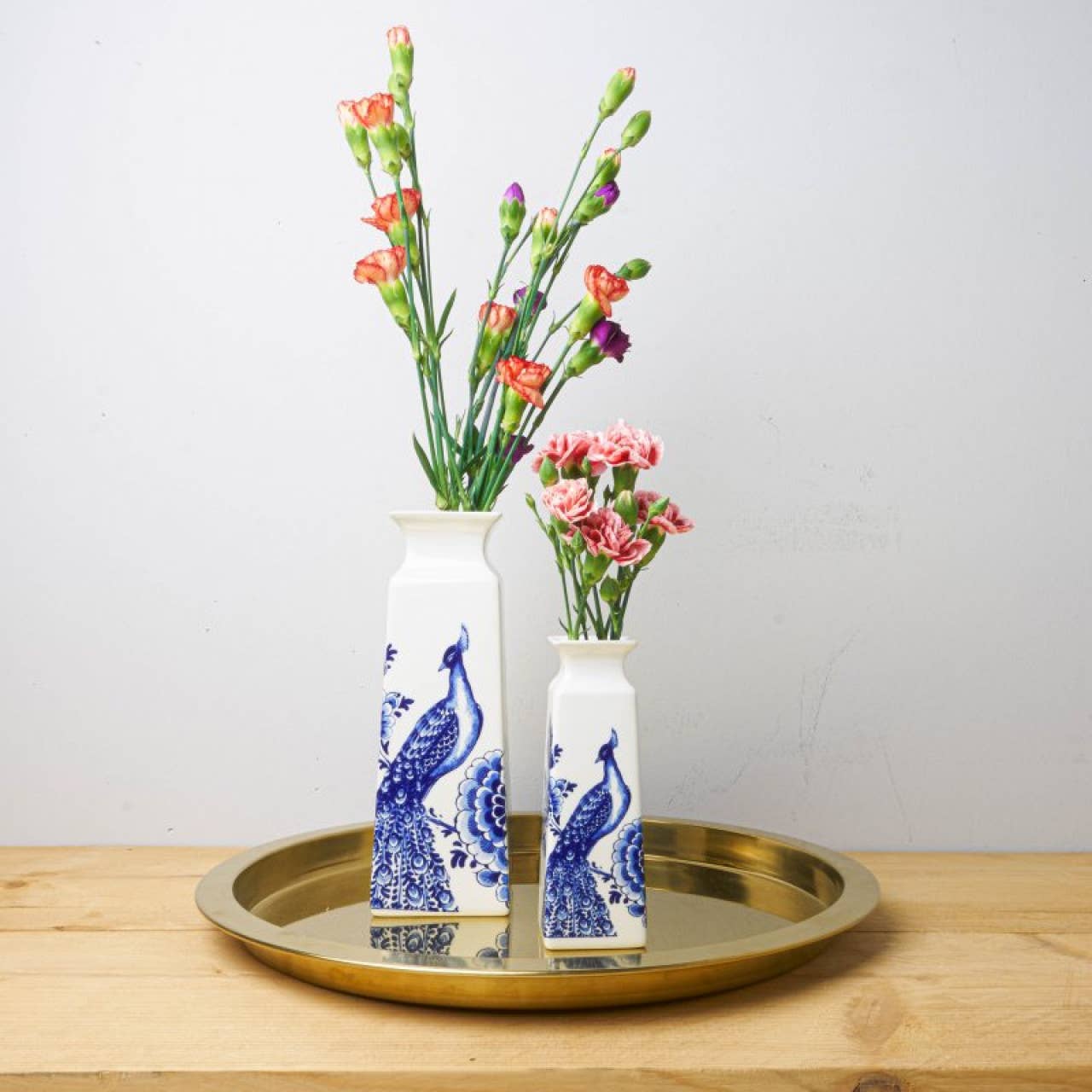 Stor firkantet vase med blomst og påfugl