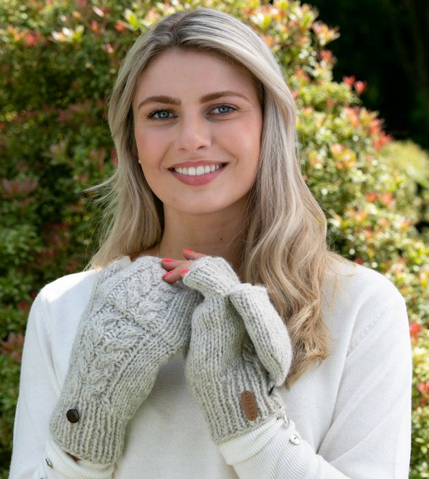 Vanter med Flap Aran Cable 100% Uld - strikkede med Foer Erin Knitwear