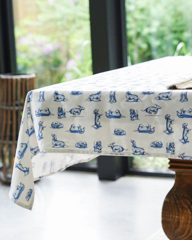 Dug hvid med gravhunde 140x260 cm Dug Heinen Delfts Blauw