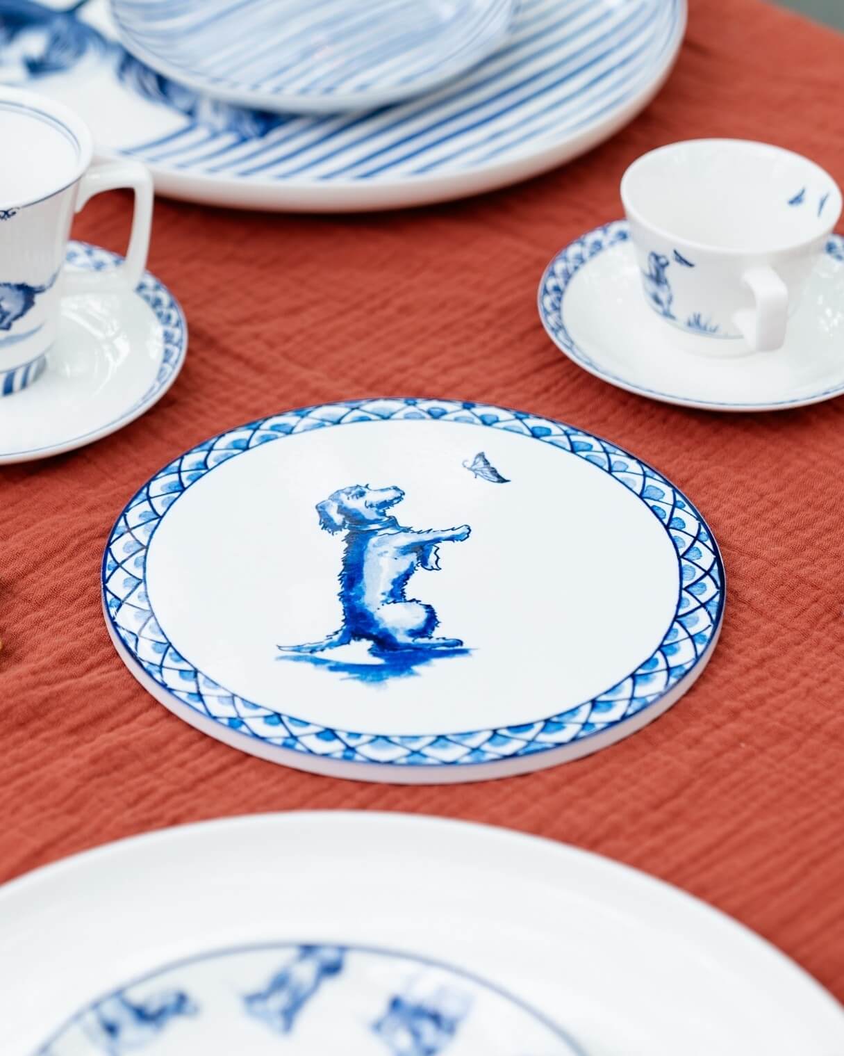 Bordskåner med gravhunden Nhaan – Ø 18 cm | Heinen Delfts Blauw