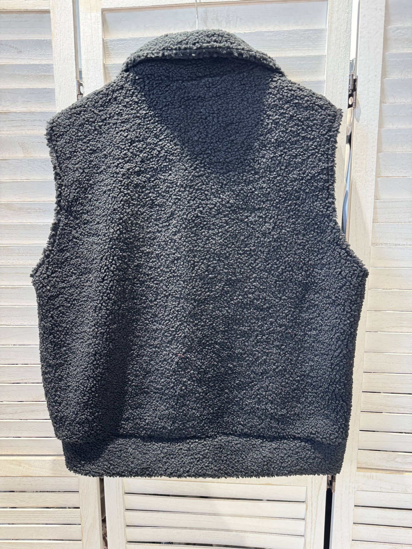 Plysvest med Lommer Sort - Imiteret Pels | VICTORIA&ISAAC VICTORIA&ISAAC