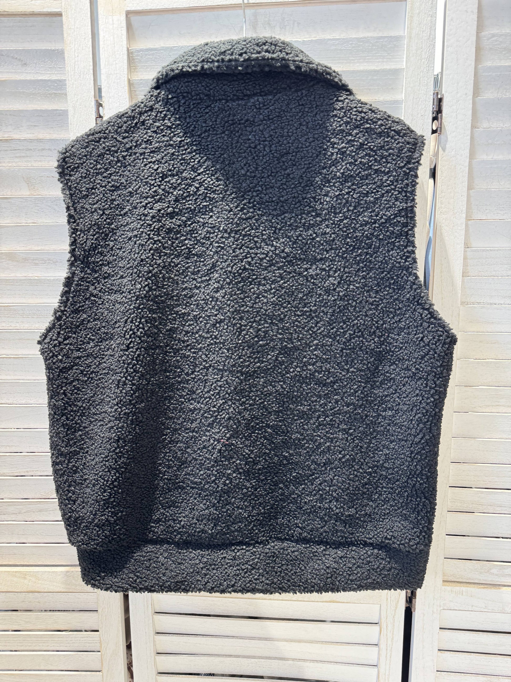 Plysvest med Lommer Sort - Imiteret Pels | VICTORIA&ISAAC VICTORIA&ISAAC