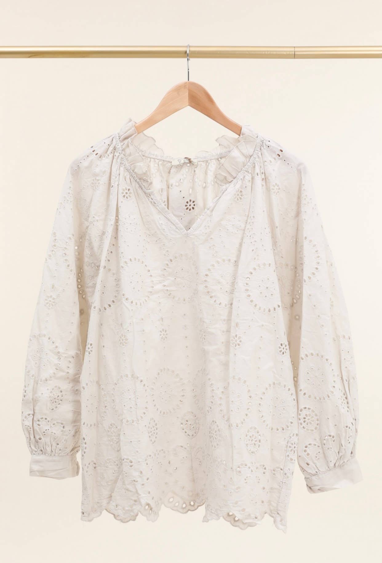 Bluse med broderi anglaise og V-hals – LÉA & LUC Bluser Lea & Luc