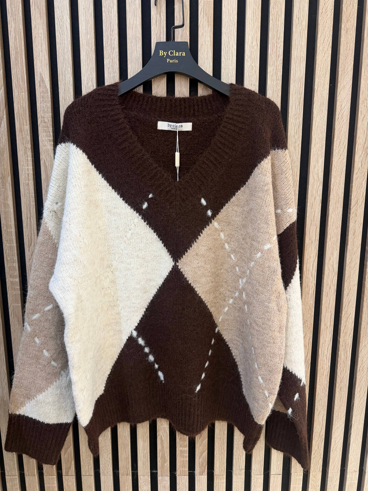 By Clara striktrøje med V-hals og argylemønster – onesize By Clara