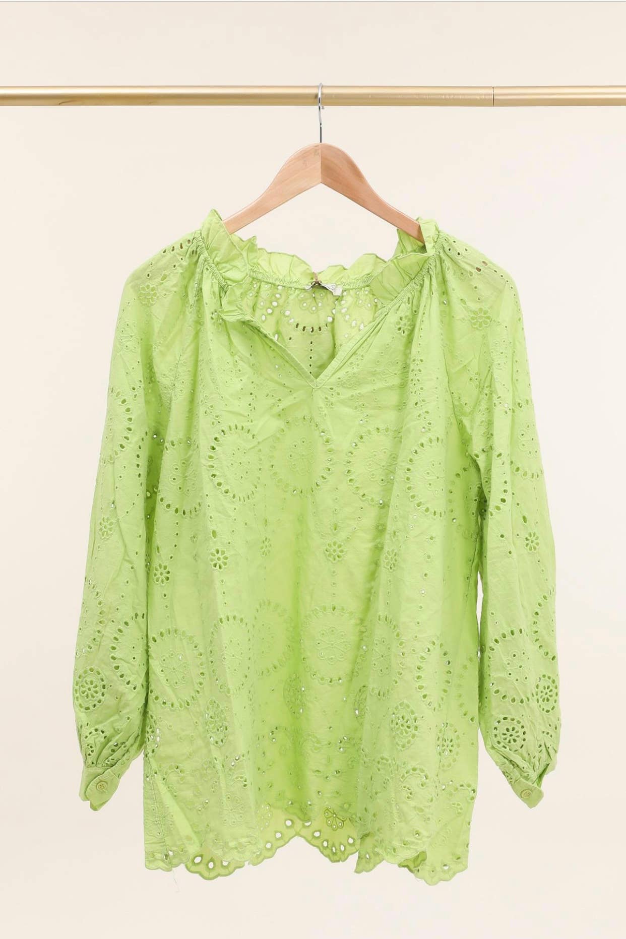 Bluse med broderi anglaise og V-hals – LÉA & LUC Bluser Lea & Luc