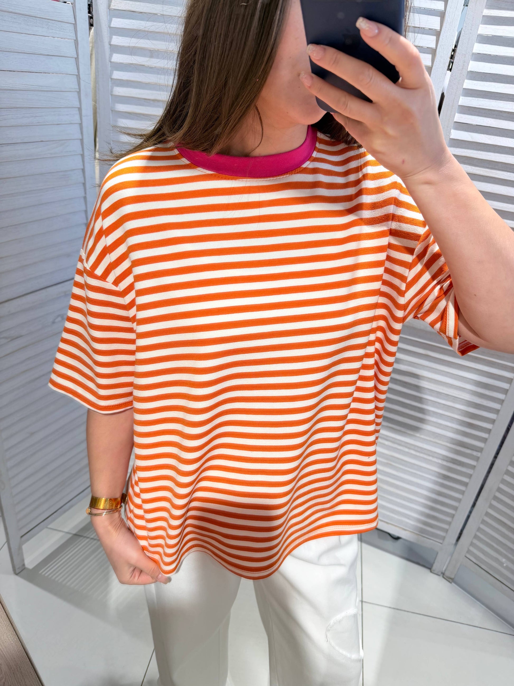 Stribet T-shirt med rund hals- Flere farver – Victoria & Isaac VICTORIA&ISAAC
