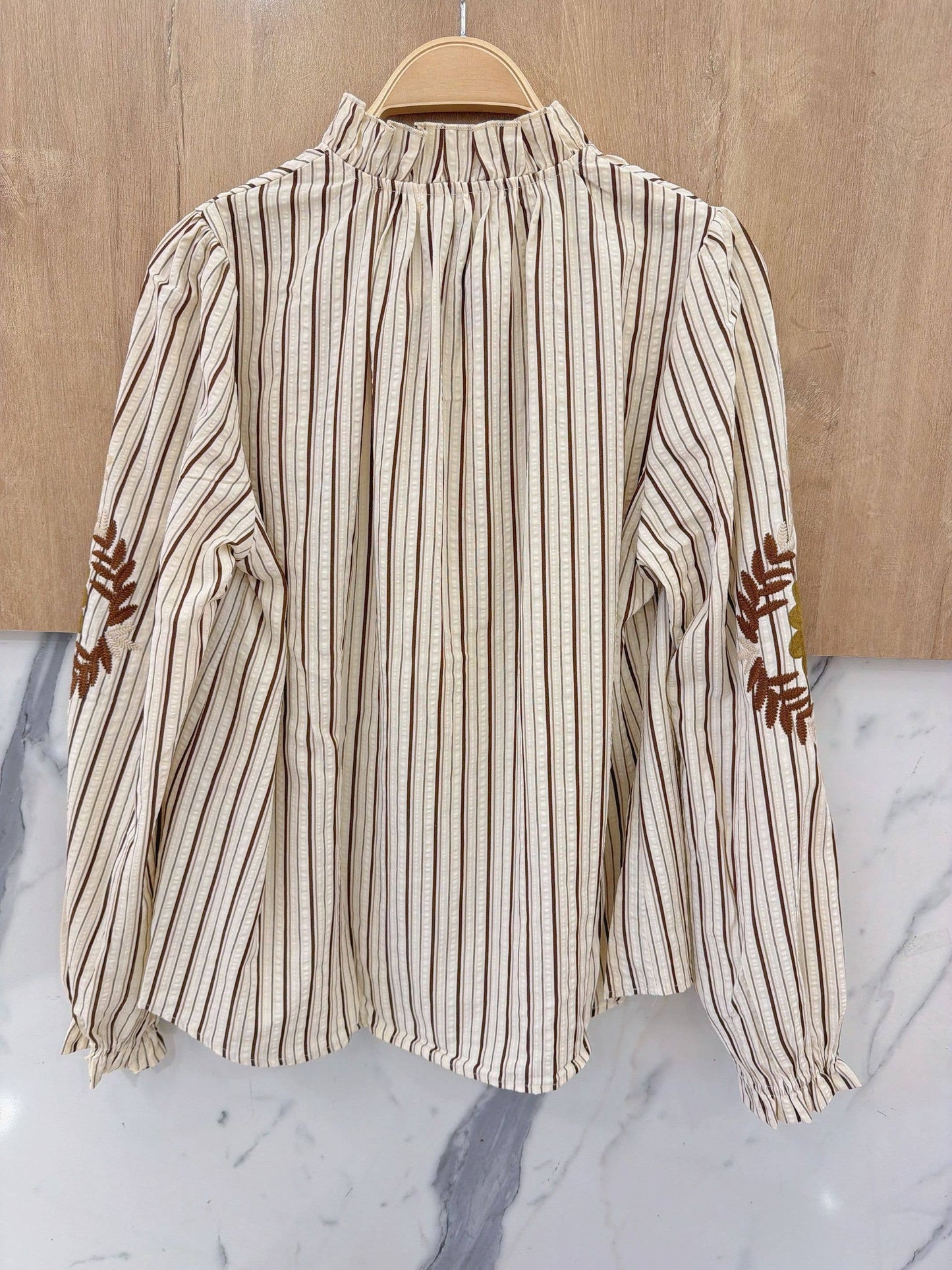 Stribet Retrobluse med Blomsterbroderi – Puffede Ærmer & Flæsekrave Bluse Orice