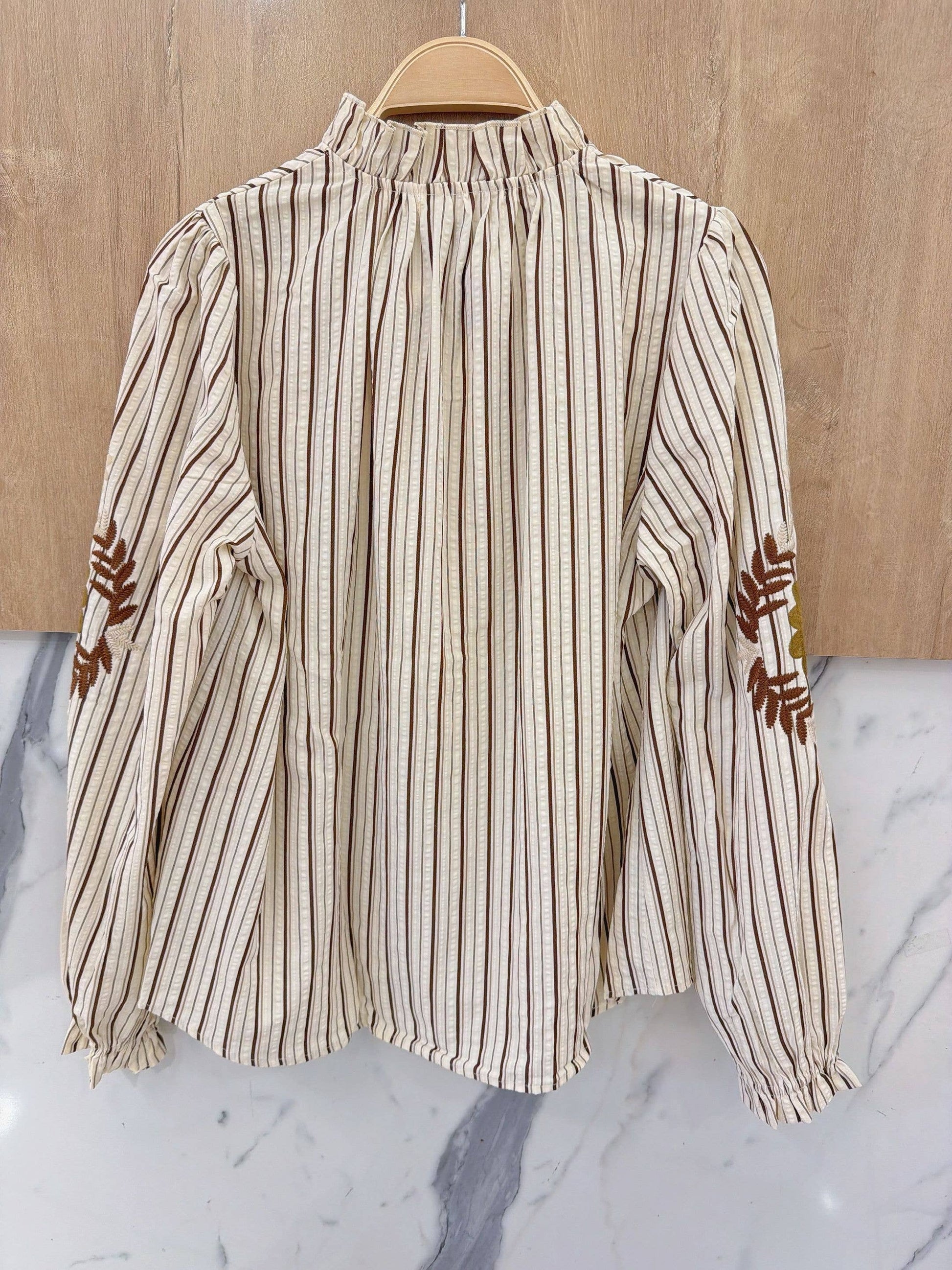 Stribet Retrobluse med Blomsterbroderi – Puffede Ærmer & Flæsekrave Bluse Orice