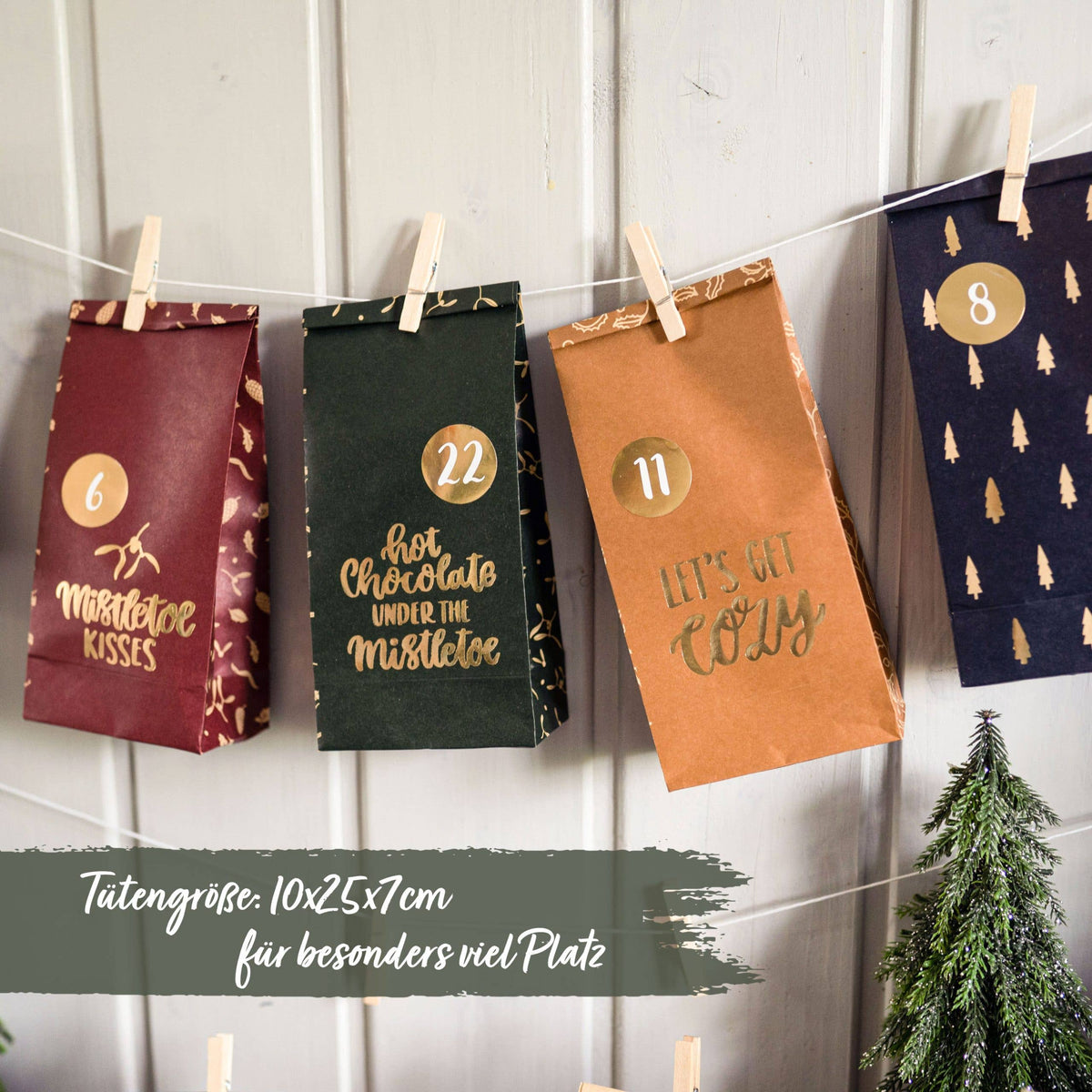 Adventskalender med 24 papirposer – Guldtryk og talklistermærker | Papierdrachen Juledekoration Papierdrachen