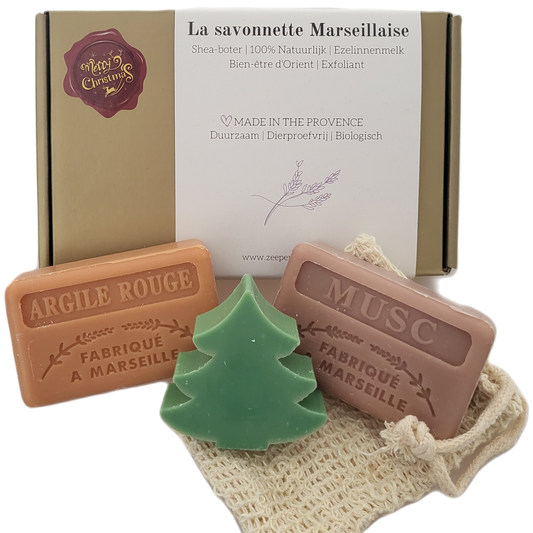 Julegave Sæbesæt - Rødt Ler, Musk & Juletræ med Sisal-pose | Savons.nl Marseille sæbe Savons.nl - Savon de marseille distributeur
