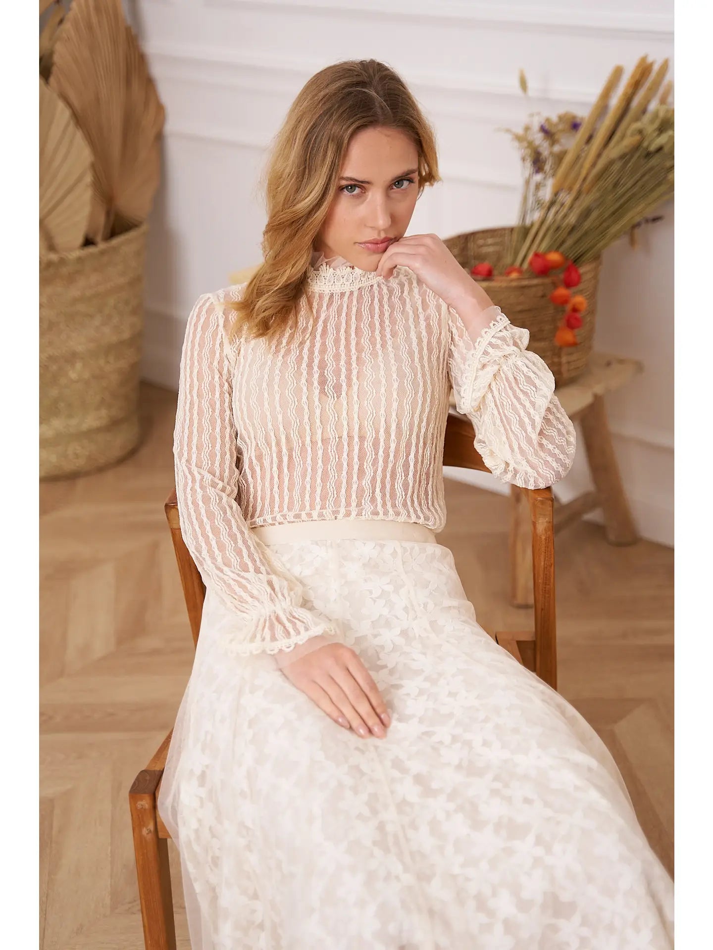 Elegant Blondebluse med Rullekrave - Choklate Paris | Semitransparent Voile Bluser Choklate M Ecru