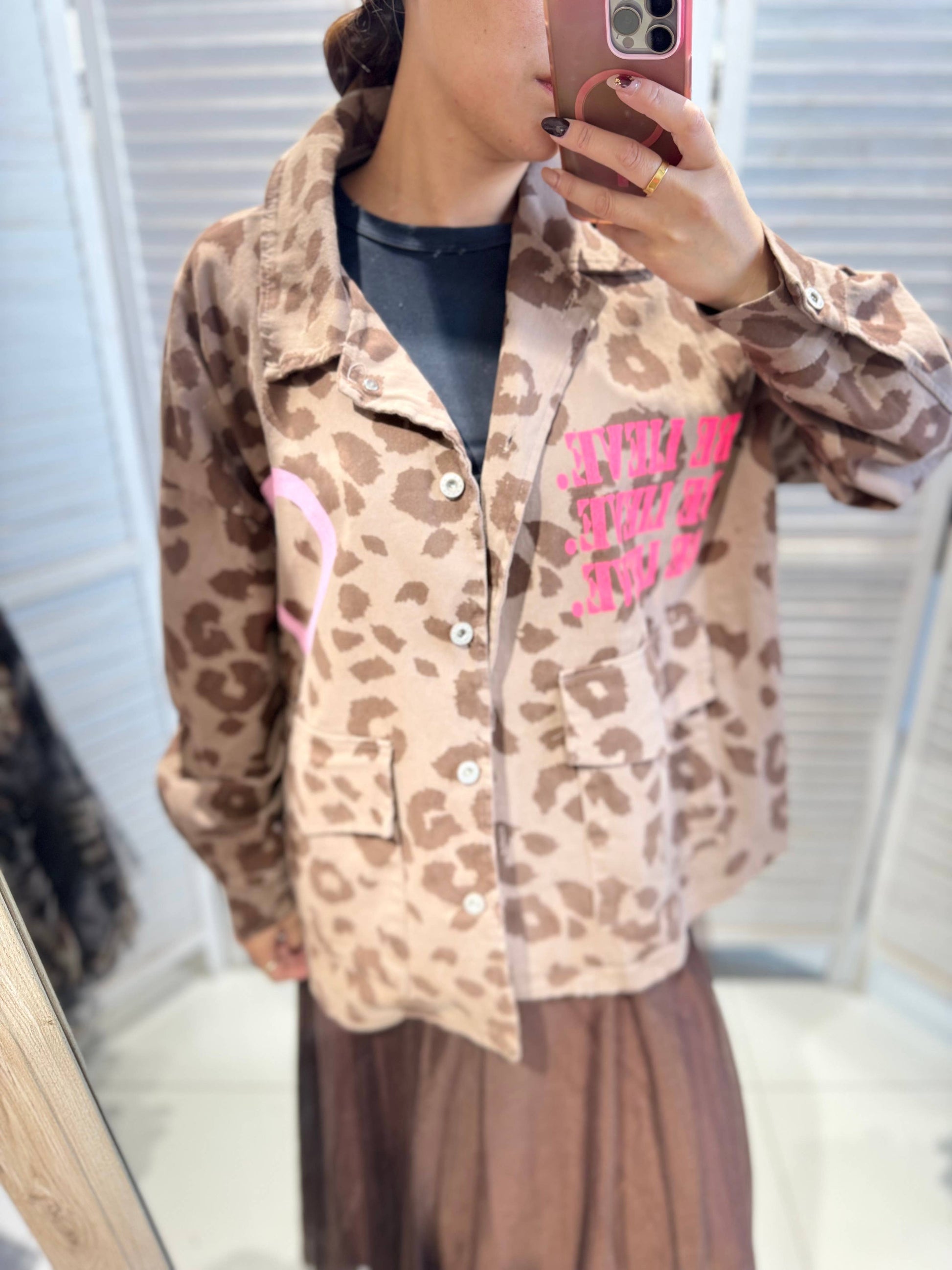 Langærmet Jakke med Leo Print - Afslappet og Moderne | VICTORIA&ISAAC VICTORIA&ISAAC