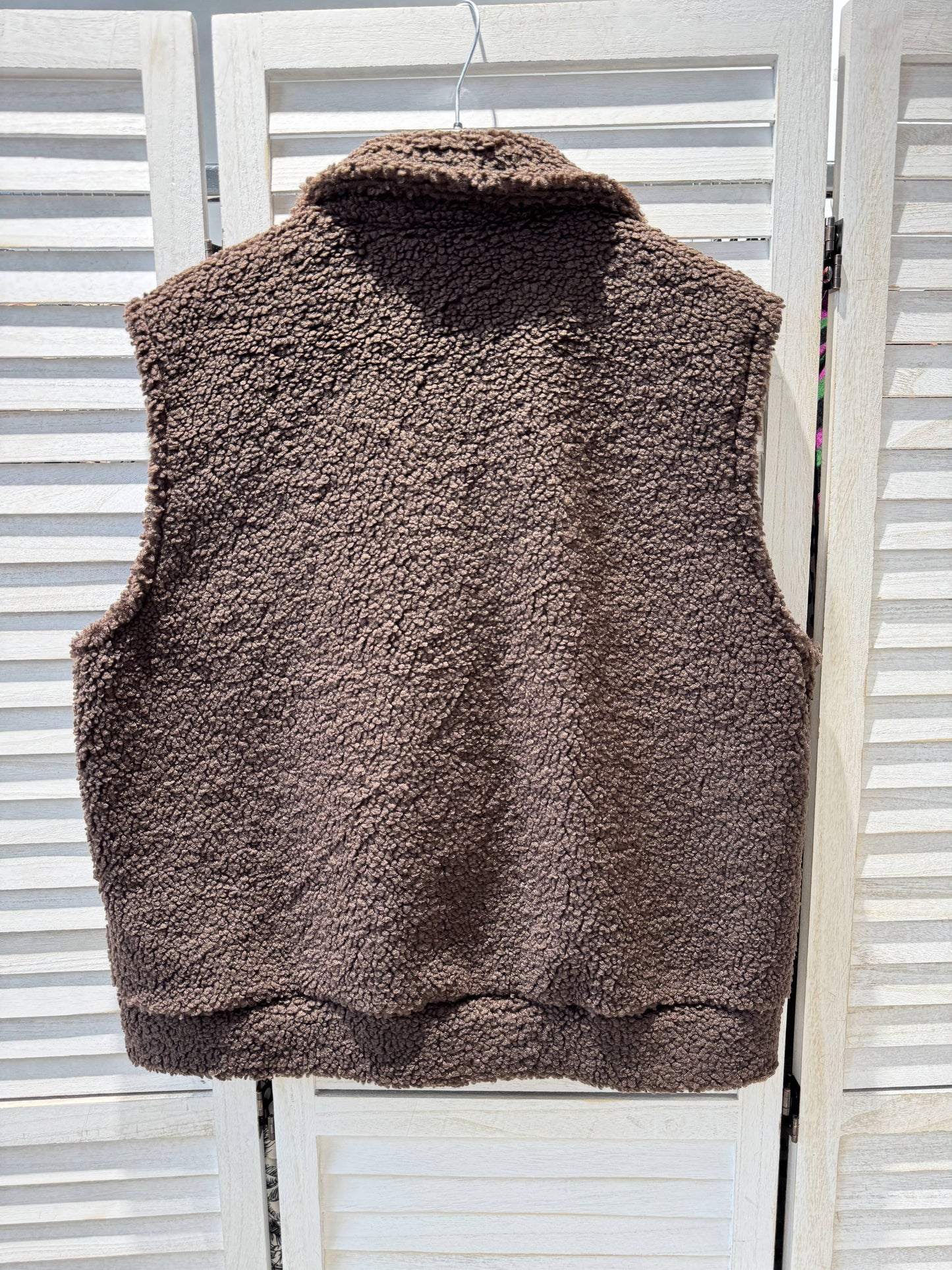 Plysvest med Lommer Brun - Imiteret Pels | VICTORIA&ISAAC VICTORIA&ISAAC