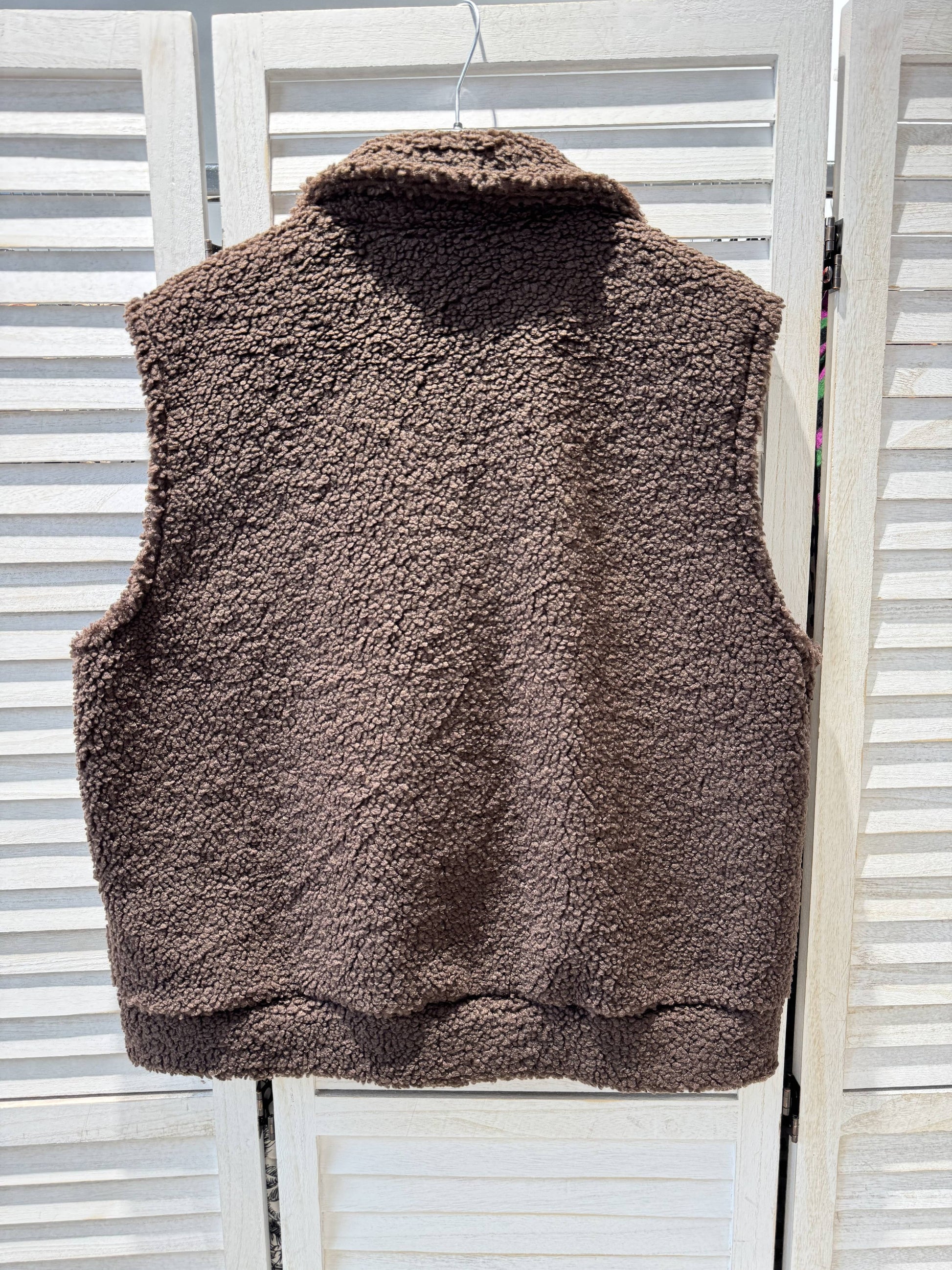 Plysvest med Lommer Brun - Imiteret Pels | VICTORIA&ISAAC VICTORIA&ISAAC