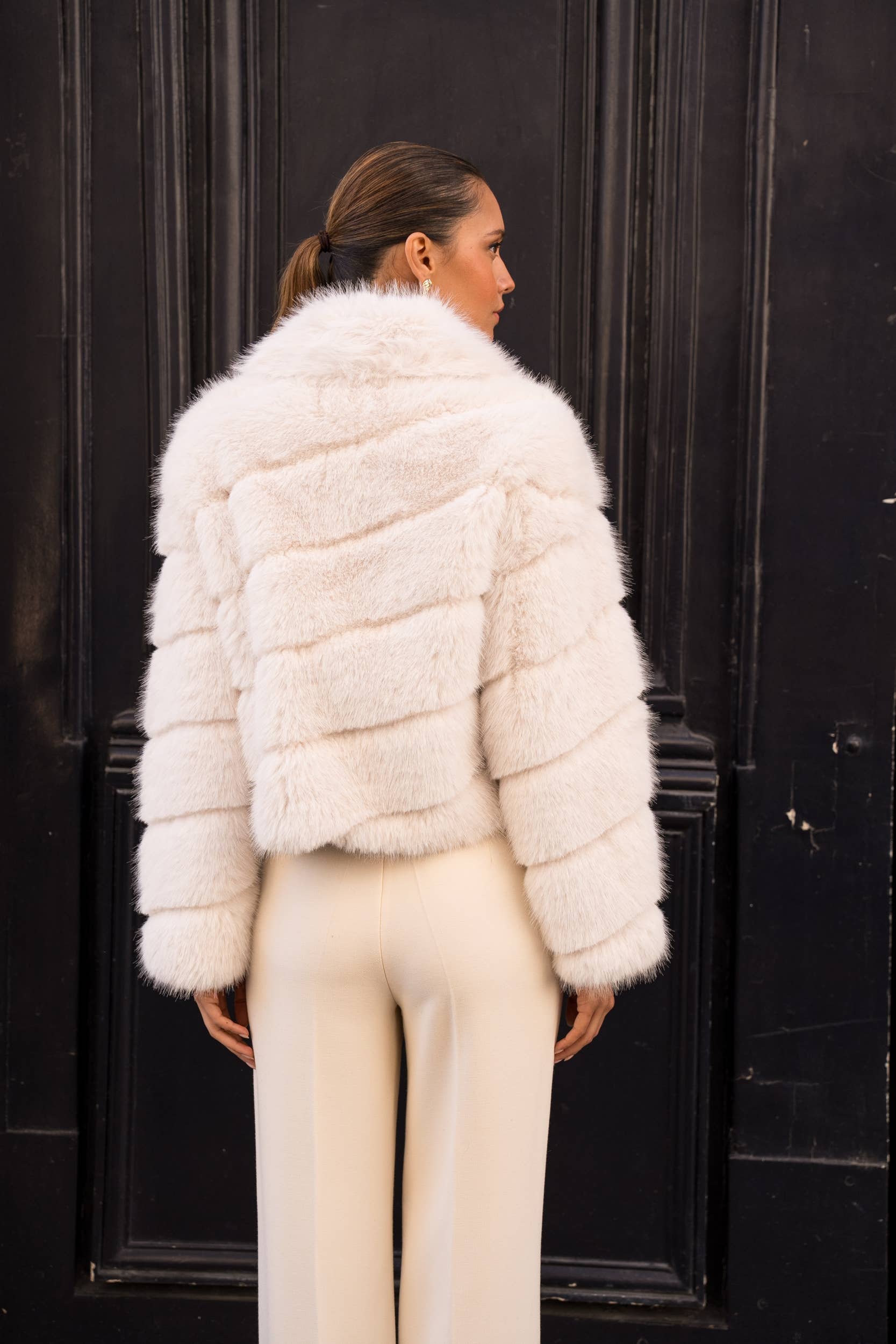 Kort Frakke i Imiteret Pels / Fake Fur – Beige Attentif Paris