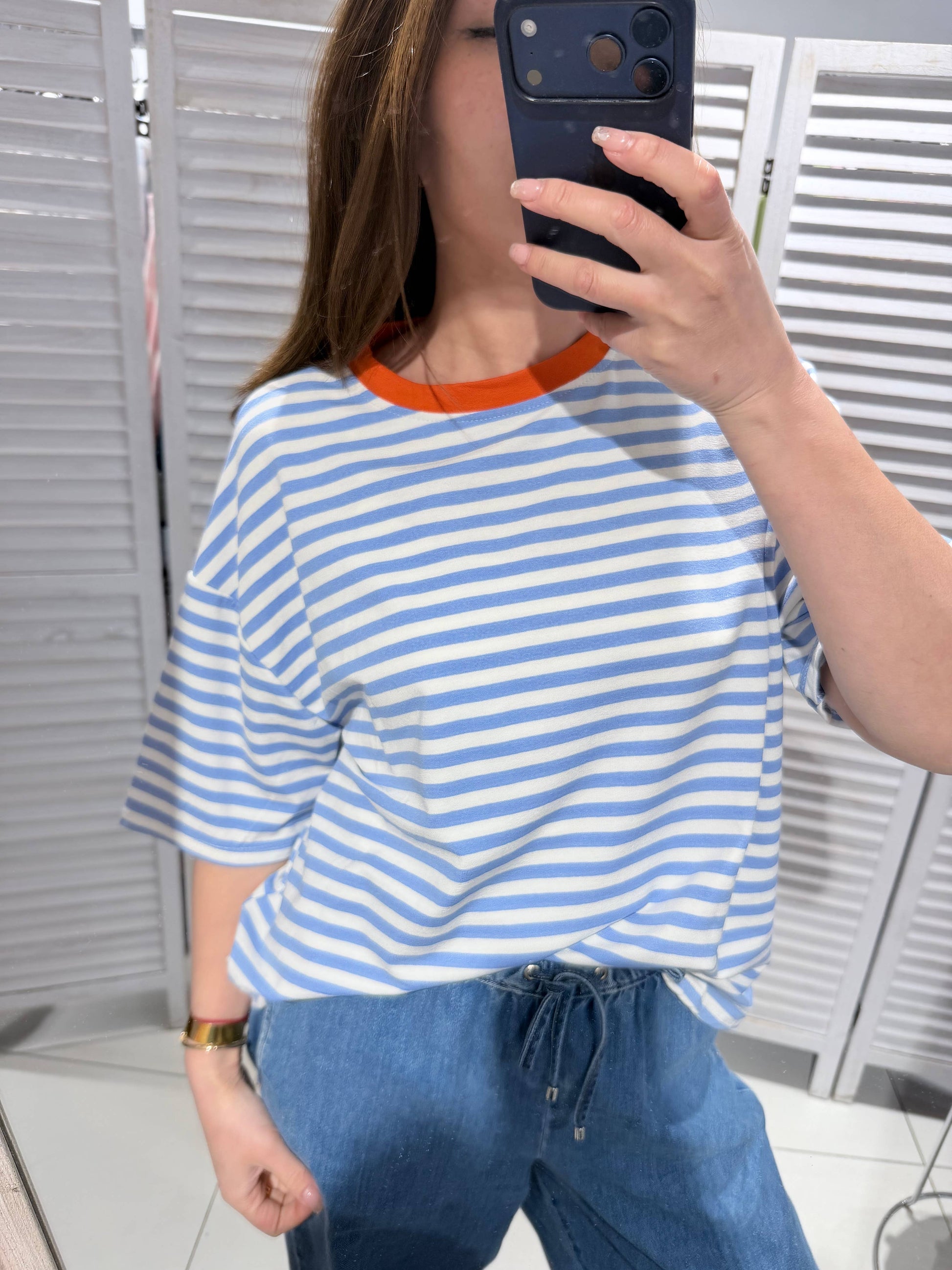 Stribet T-shirt med rund hals- Flere farver – Victoria & Isaac VICTORIA&ISAAC
