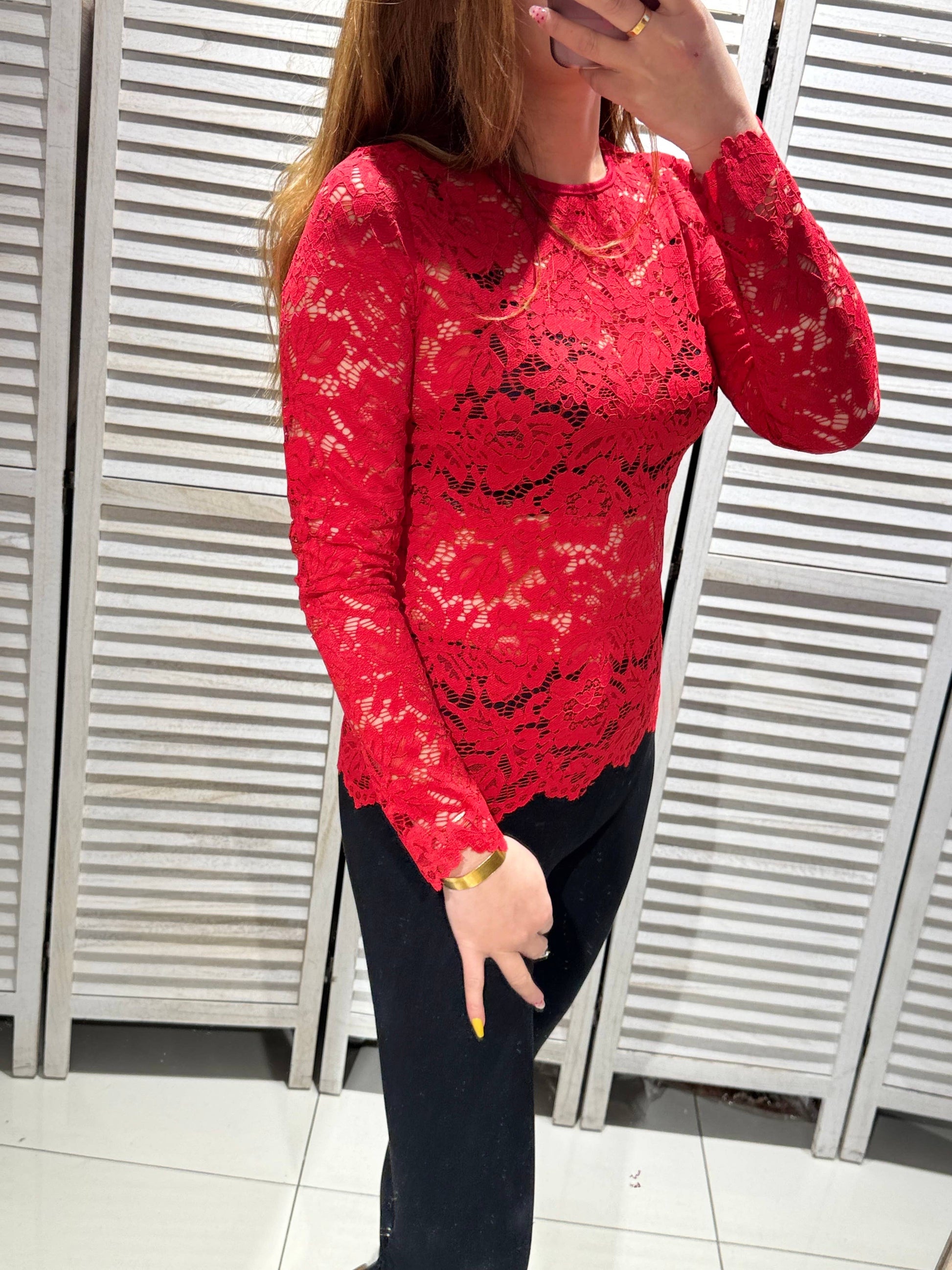 Langærmet Blondebluse Rød - Elegant og Sofistikeret | VICTORIA&ISAAC VICTORIA&ISAAC