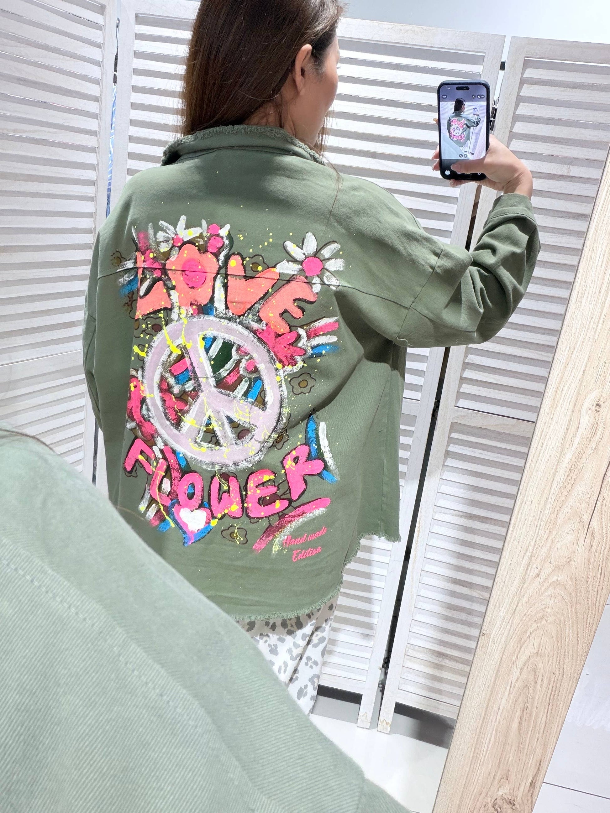 Victoria & Isaac Oversize Denimjakke med “Peace & Love” Print – Khaki VICTORIA&ISAAC