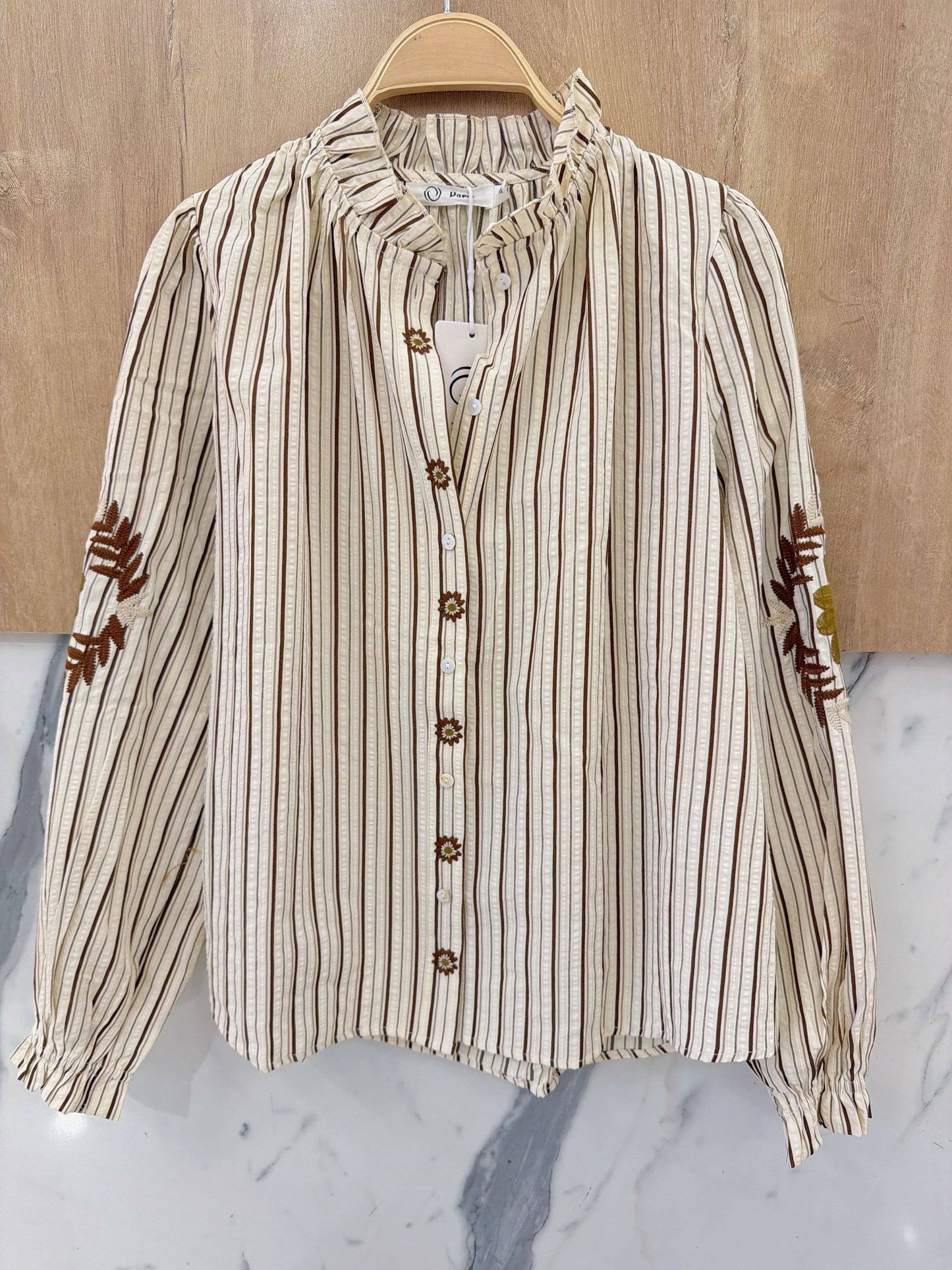 Stribet Retrobluse med Blomsterbroderi – Puffede Ærmer & Flæsekrave Bluse Orice