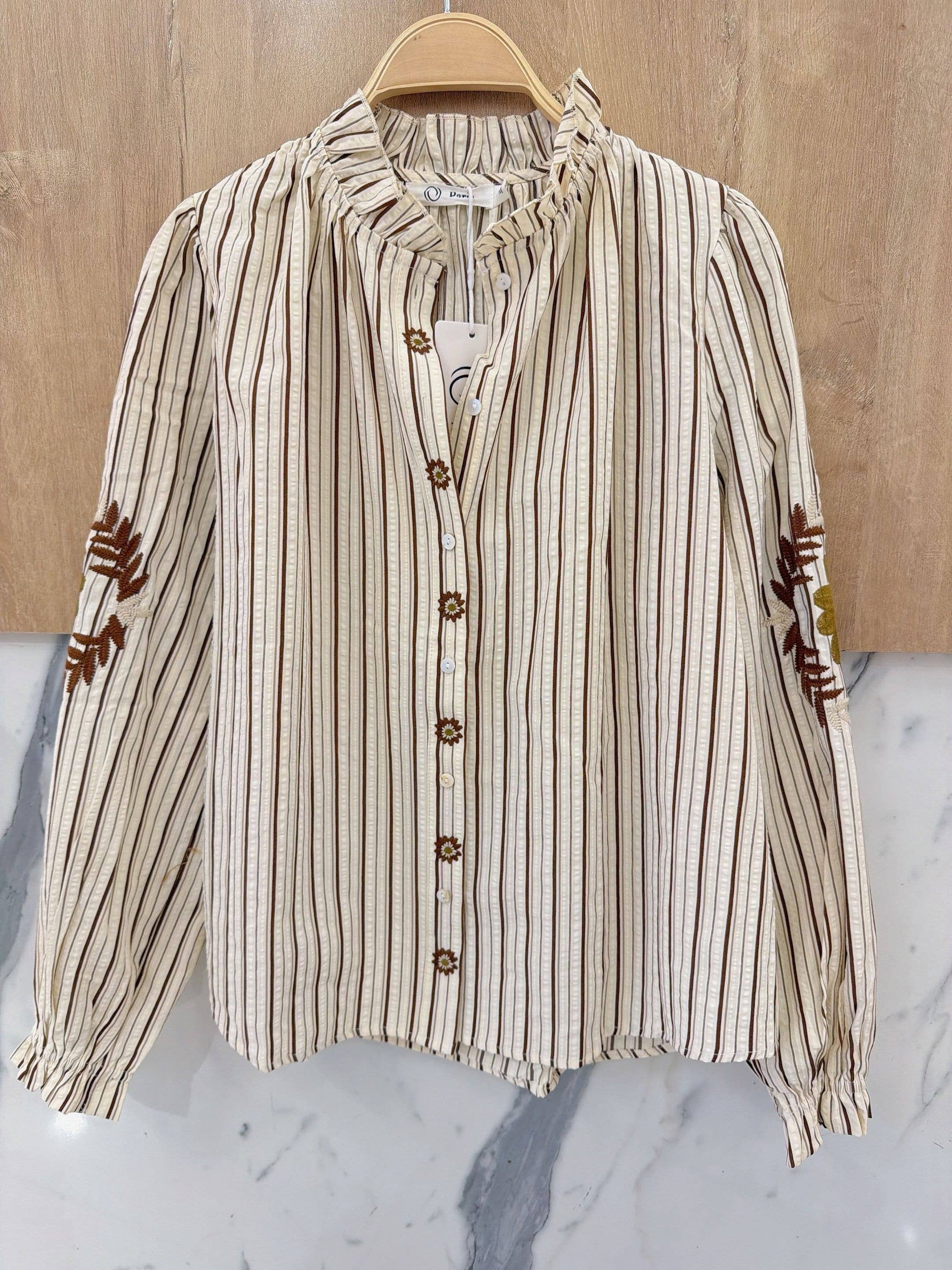 Stribet Retrobluse med Blomsterbroderi – Puffede Ærmer & Flæsekrave Bluse Orice