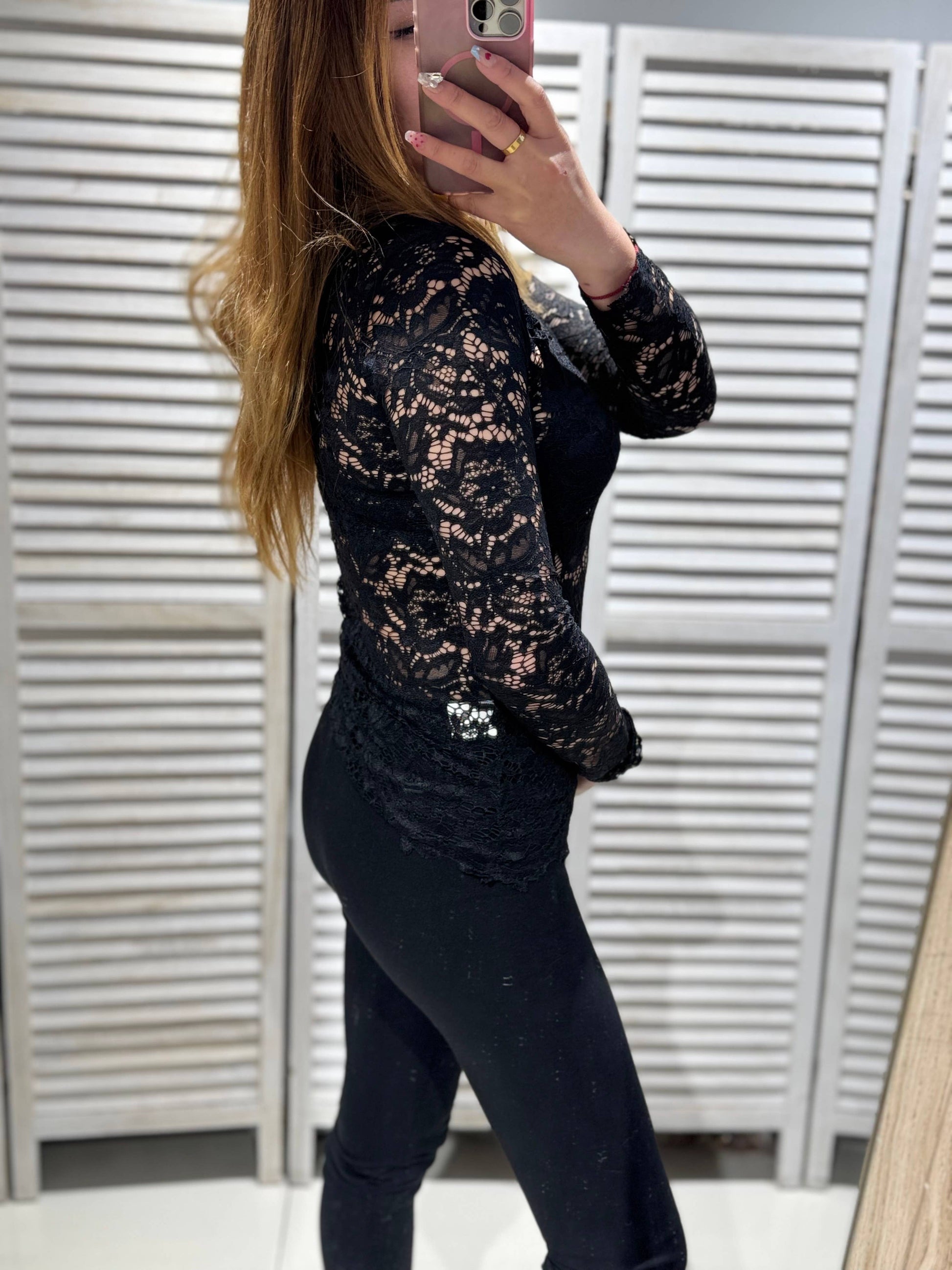 Langærmet Blondebluse Sort - Elegant og Sofistikeret | VICTORIA&ISAAC VICTORIA&ISAAC