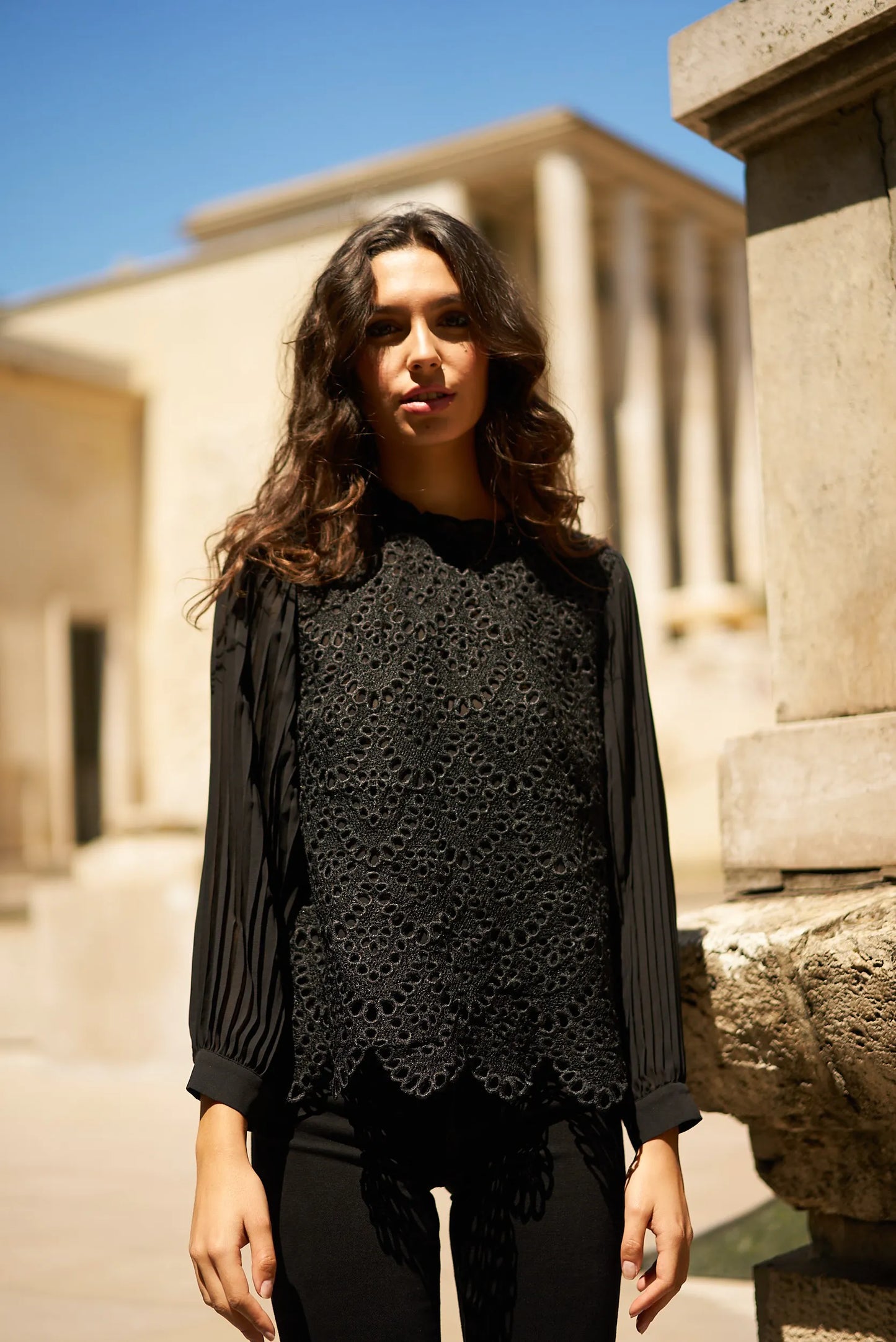 Elegant Blondebluse med Plisseringer - Choklate Paris | Fin Blondehals Choklate M
