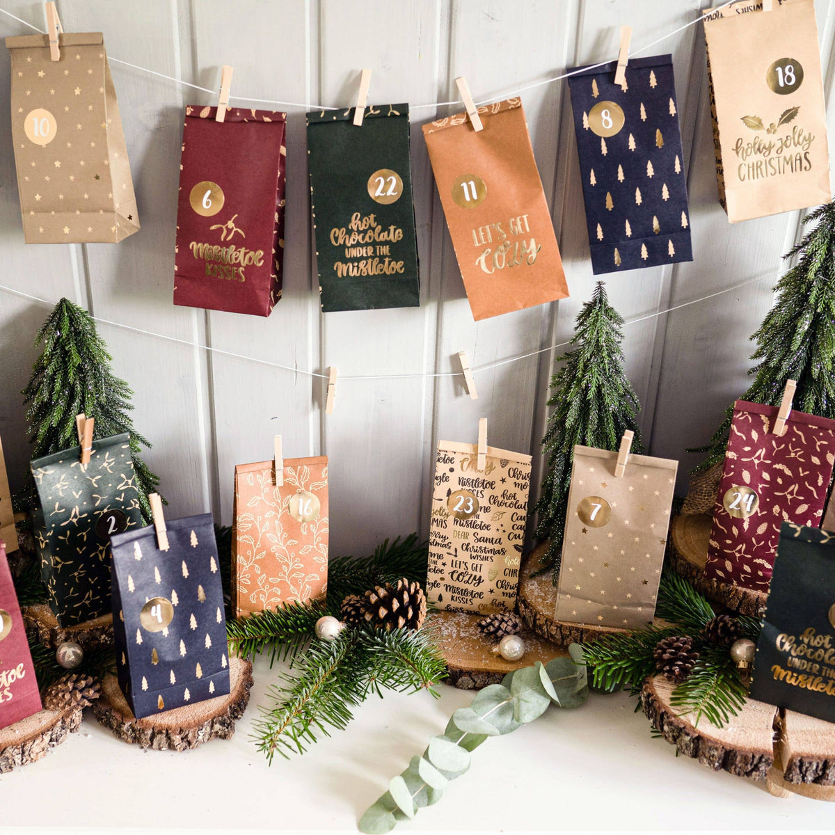 Adventskalender med 24 papirposer – Guldtryk og talklistermærker | Papierdrachen Juledekoration Papierdrachen