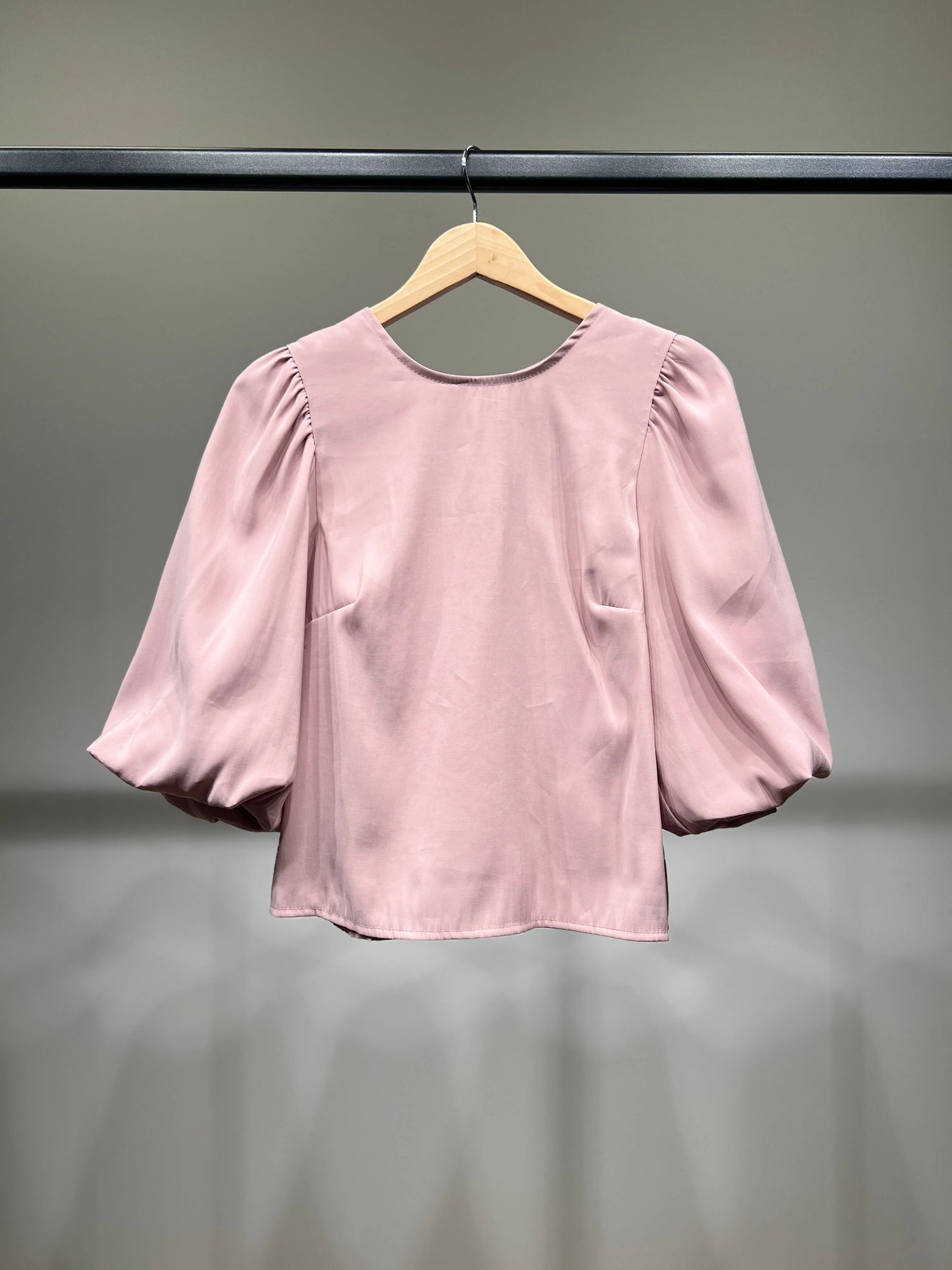 Bluse med Pufærmer og Sløjfe - Vendbar Design - Fås i Flere Farver Bluser L'Emotion lyserød