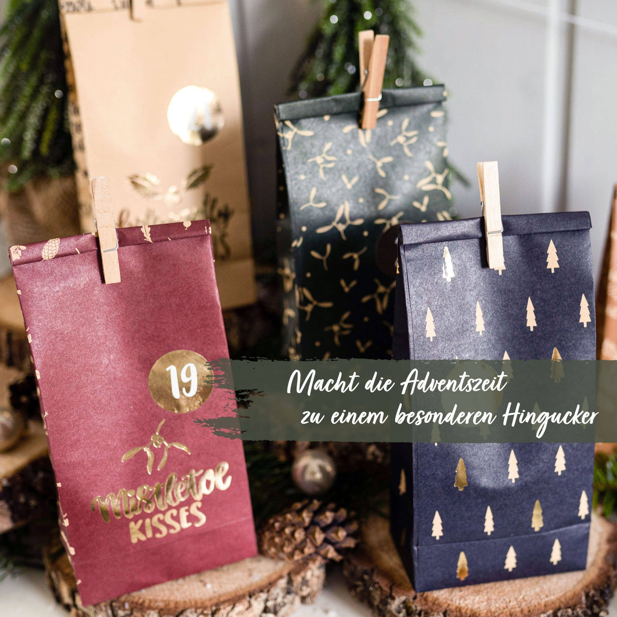Adventskalender med 24 papirposer – Guldtryk og talklistermærker | Papierdrachen Juledekoration Papierdrachen