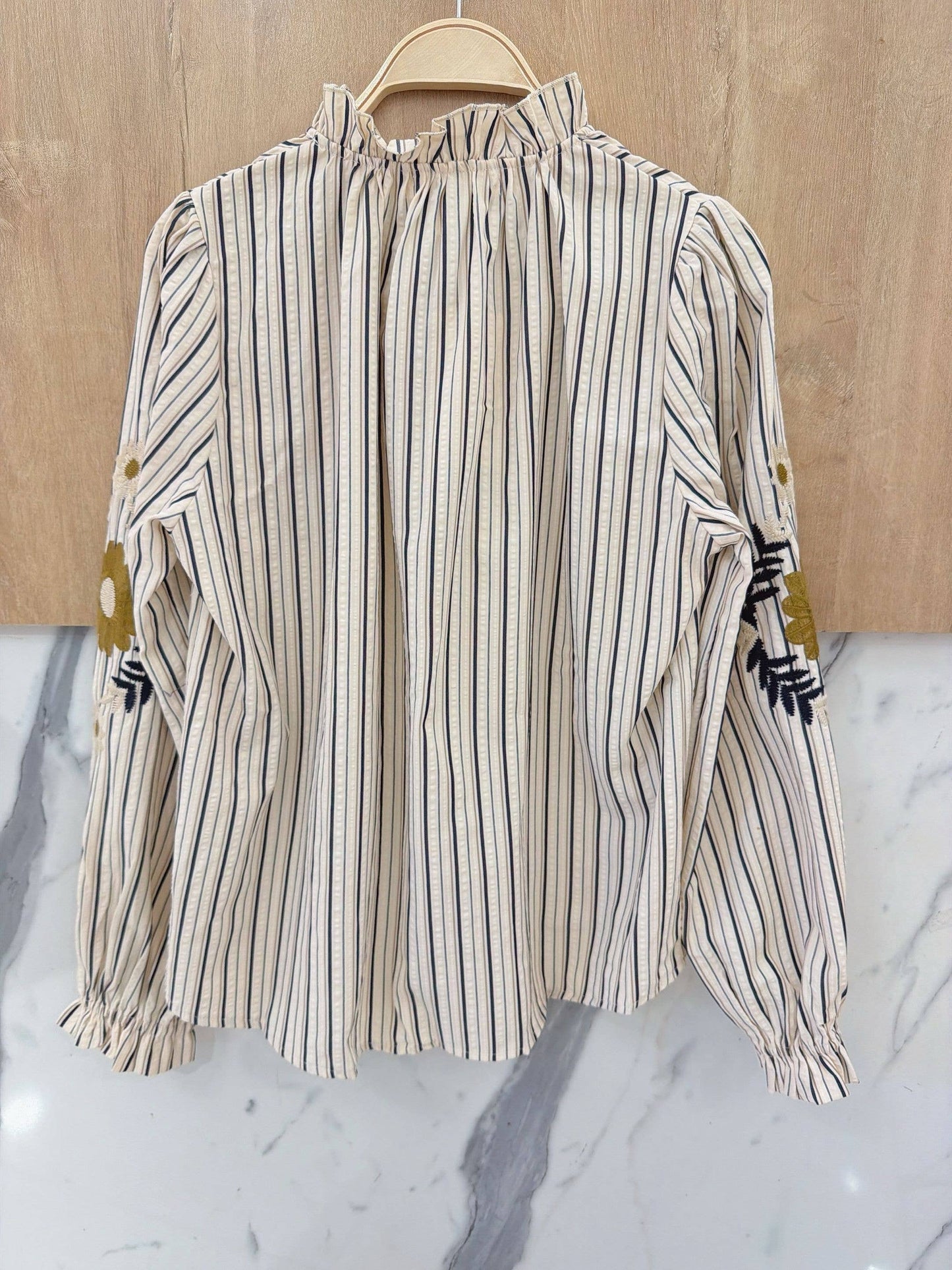 Stribet Retrobluse med Blomsterbroderi – Puffede Ærmer & Flæsekrave Bluse Orice