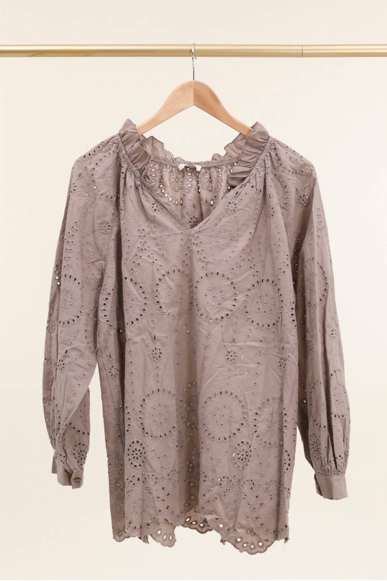 Bluse med broderi anglaise og V-hals – LÉA & LUC Bluser Lea & Luc