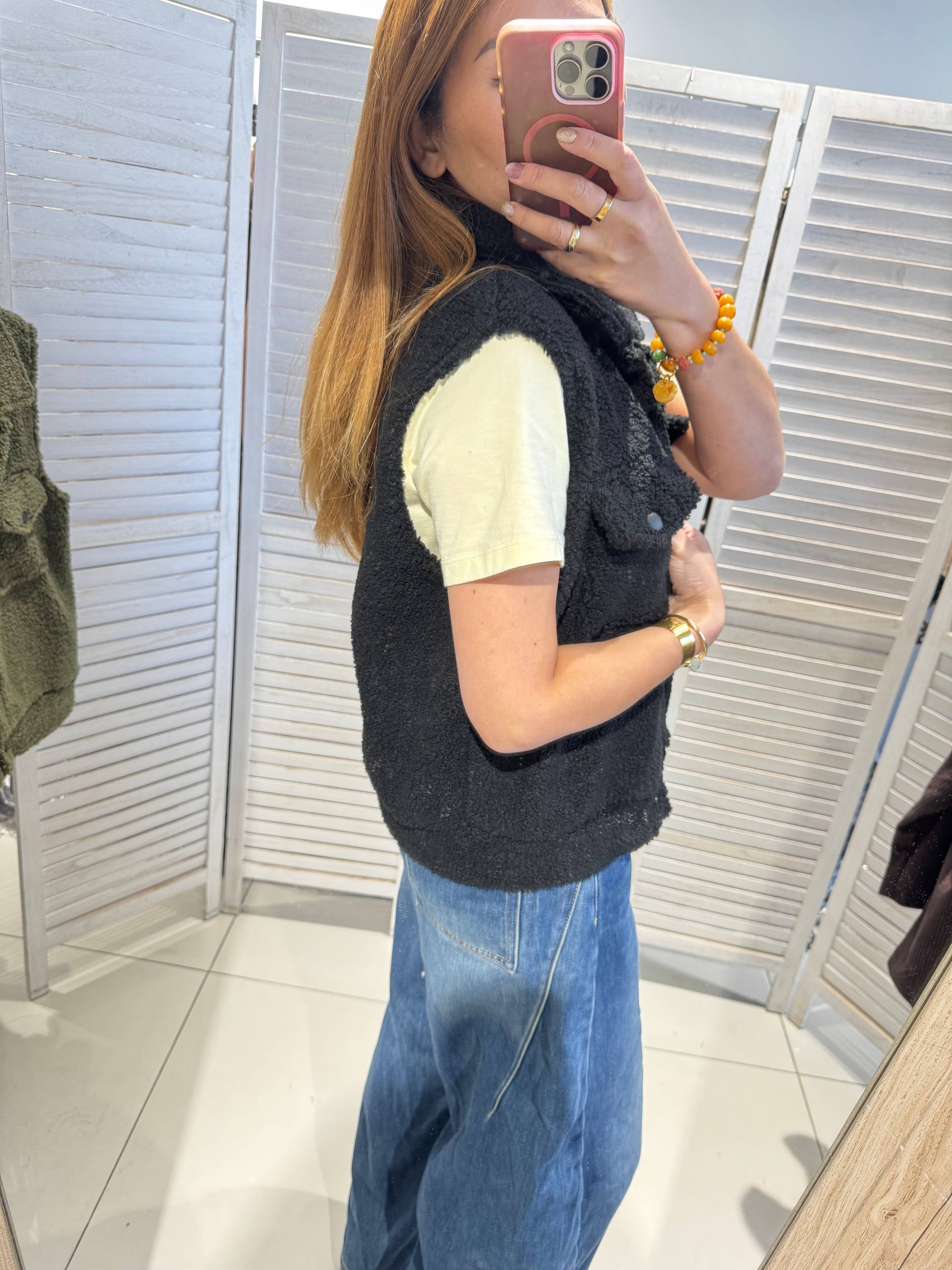 Plysvest med Lommer Sort - Imiteret Pels | VICTORIA&ISAAC VICTORIA&ISAAC