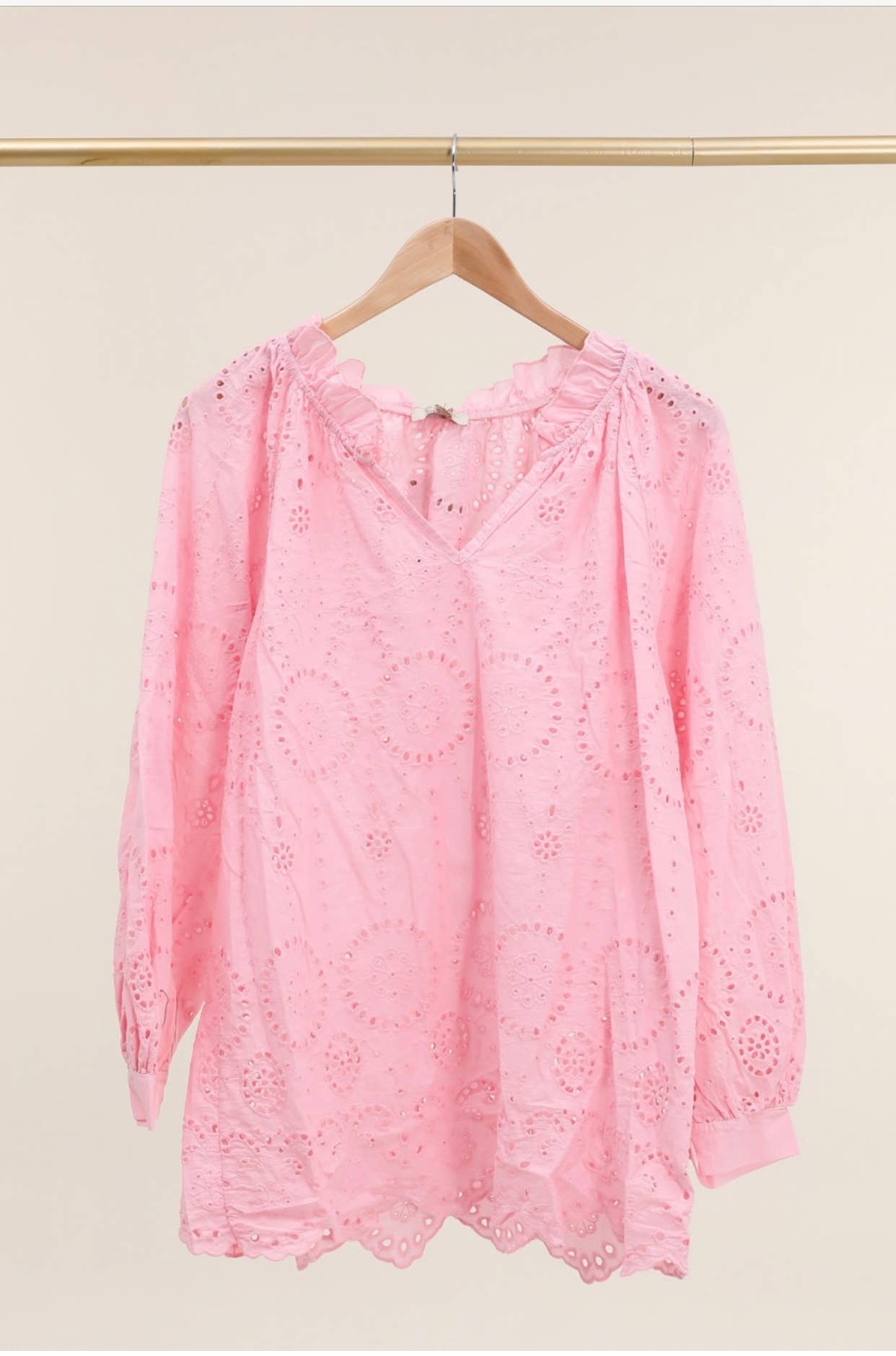 Bluse med broderi anglaise og V-hals – LÉA & LUC Bluser Lea & Luc lyserød