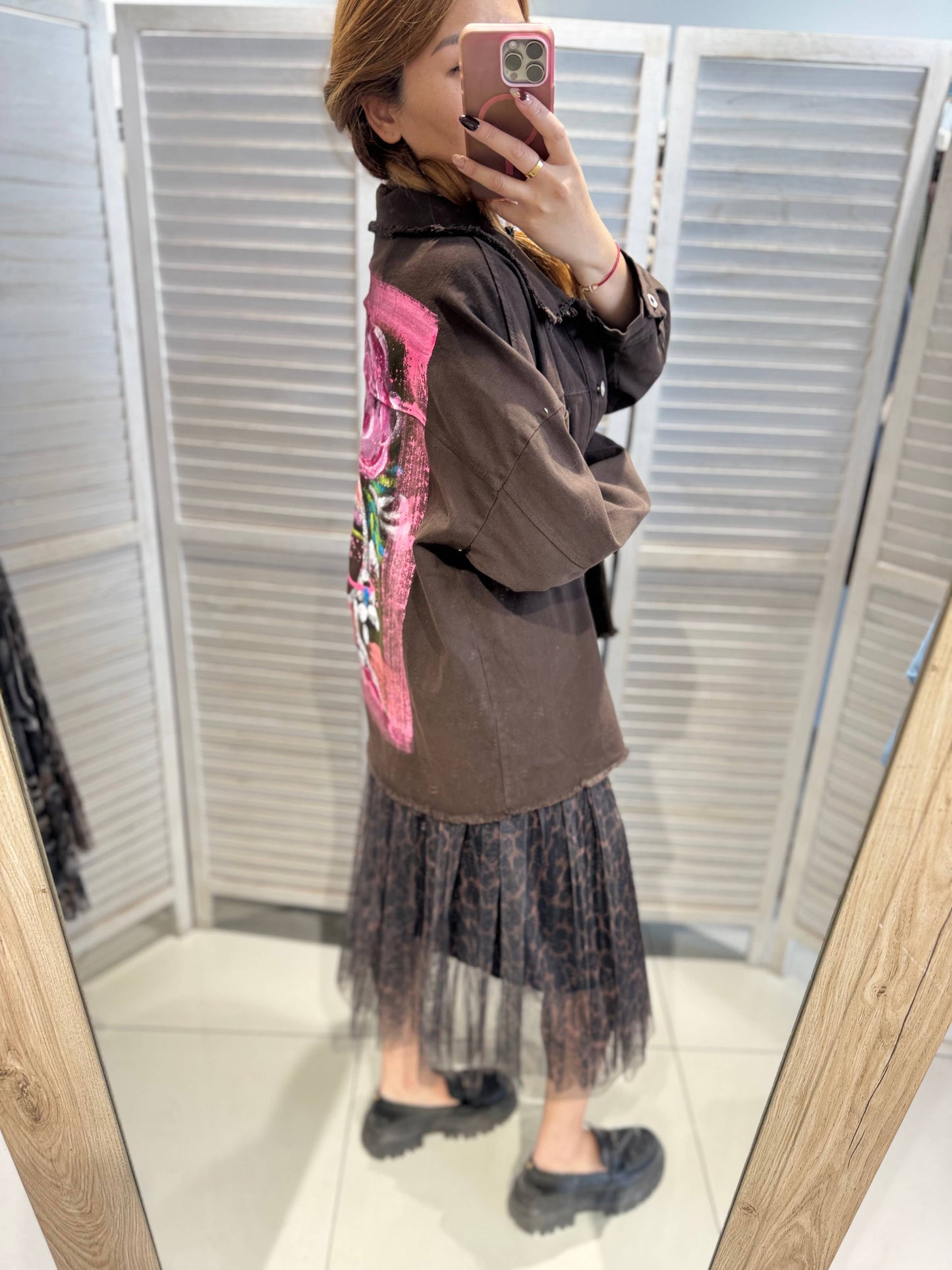 Victoria & Isaac Oversize Denimjakke med Kunstnerisk Print – Brun VICTORIA&ISAAC