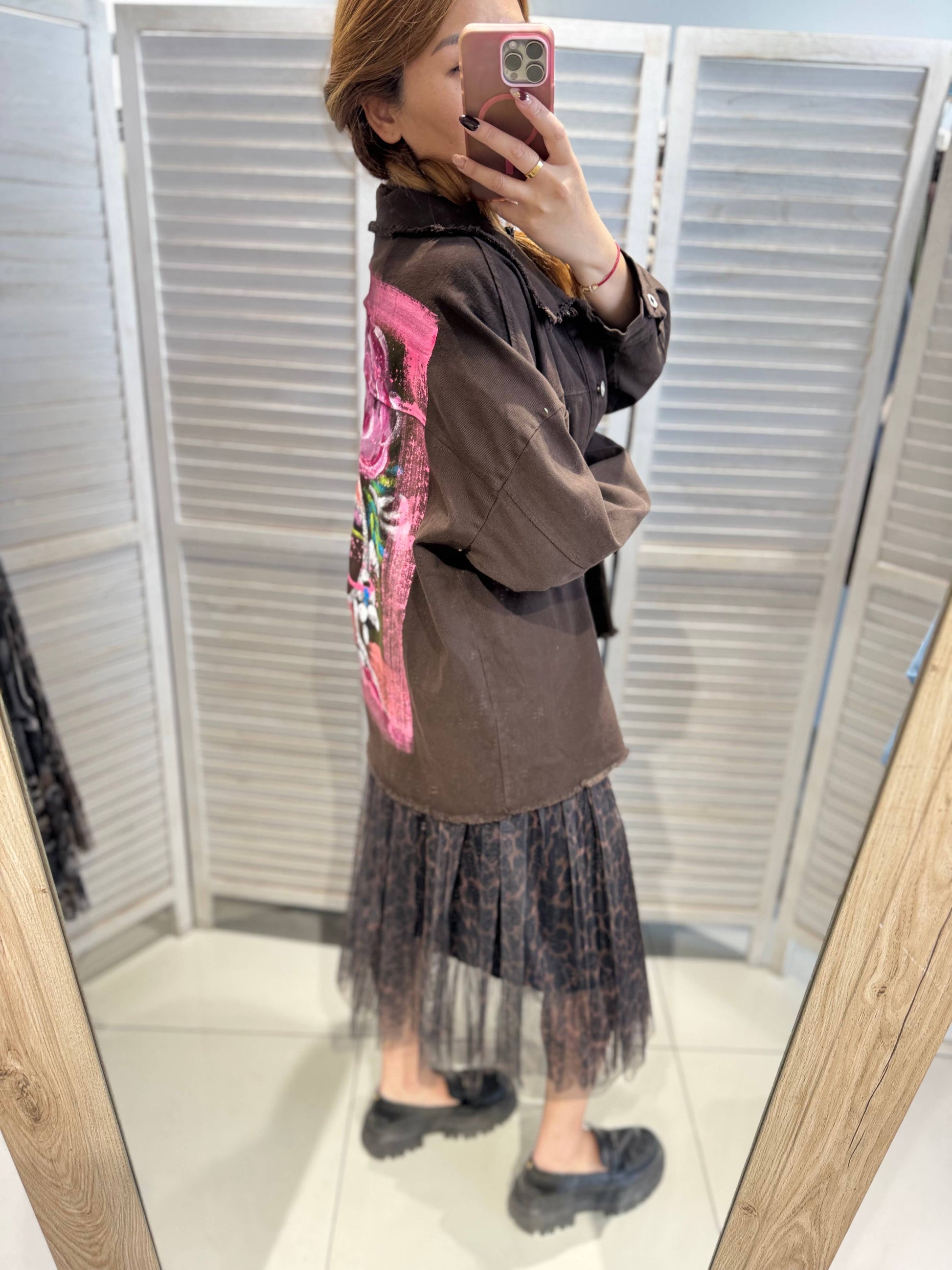 Victoria & Isaac Oversize Denimjakke med Kunstnerisk Print – Brun VICTORIA&ISAAC
