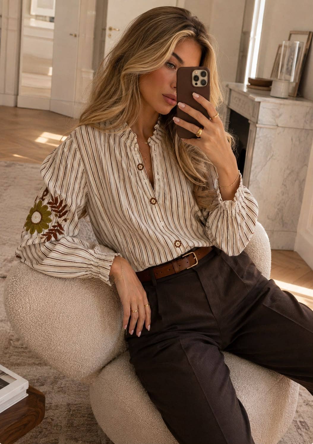 Stribet Retrobluse med Blomsterbroderi – Puffede Ærmer & Flæsekrave Bluse Orice CHOCO S/M